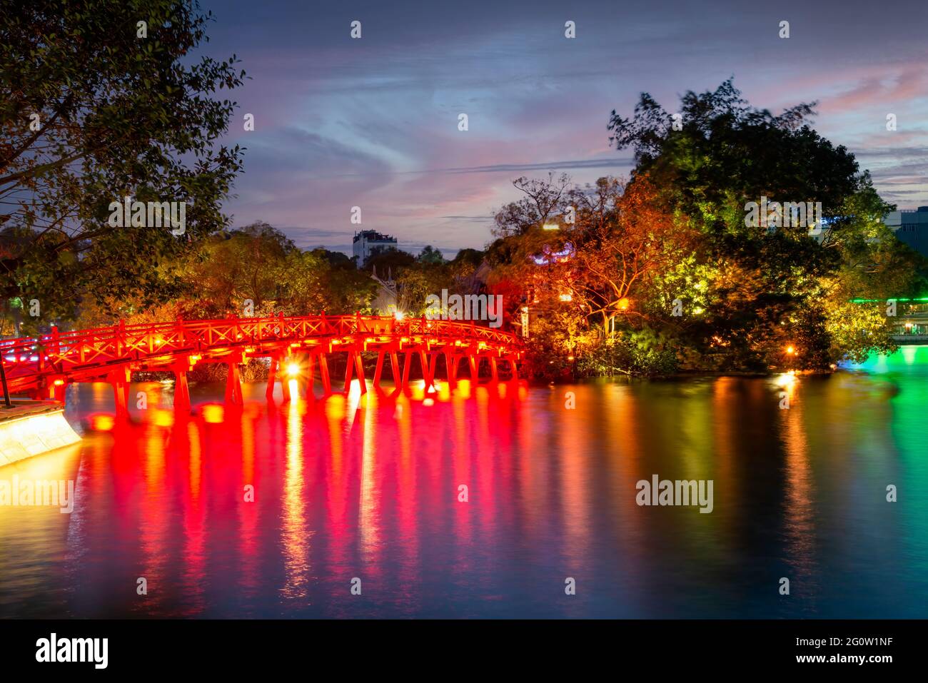 Hanoi Red Bridge bei Nacht. Die rot gestrichene Holzbrücke über den Hoan Kiem See verbindet das Ufer mit der Jade Insel, auf der der Ngoc Son Tempel steht Stockfoto