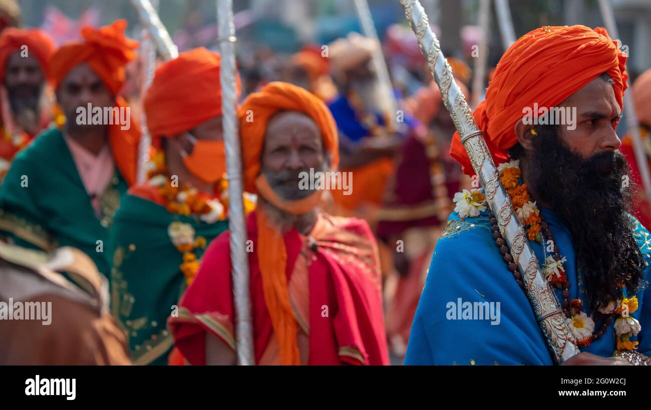 Haridwar, Uttarakhand. Indien – 5. März 2021 – Indische Sadhus kommen nach Kumbh Mela, Royal Herzlich Willkommen. Sadhus, die in Fahrgeschäften sitzen und eine Girlande tragen Stockfoto