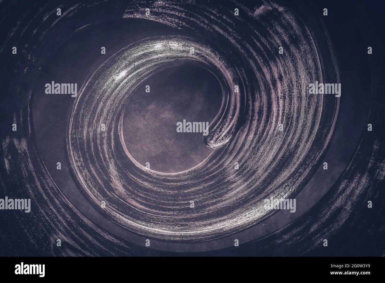 Künstlerische Darstellung einer Spirale, die in den Abgrund blickt. Die künstliche Figur als Dekoration und Metapher für die innere Meditation. Der Vortex. Stockfoto