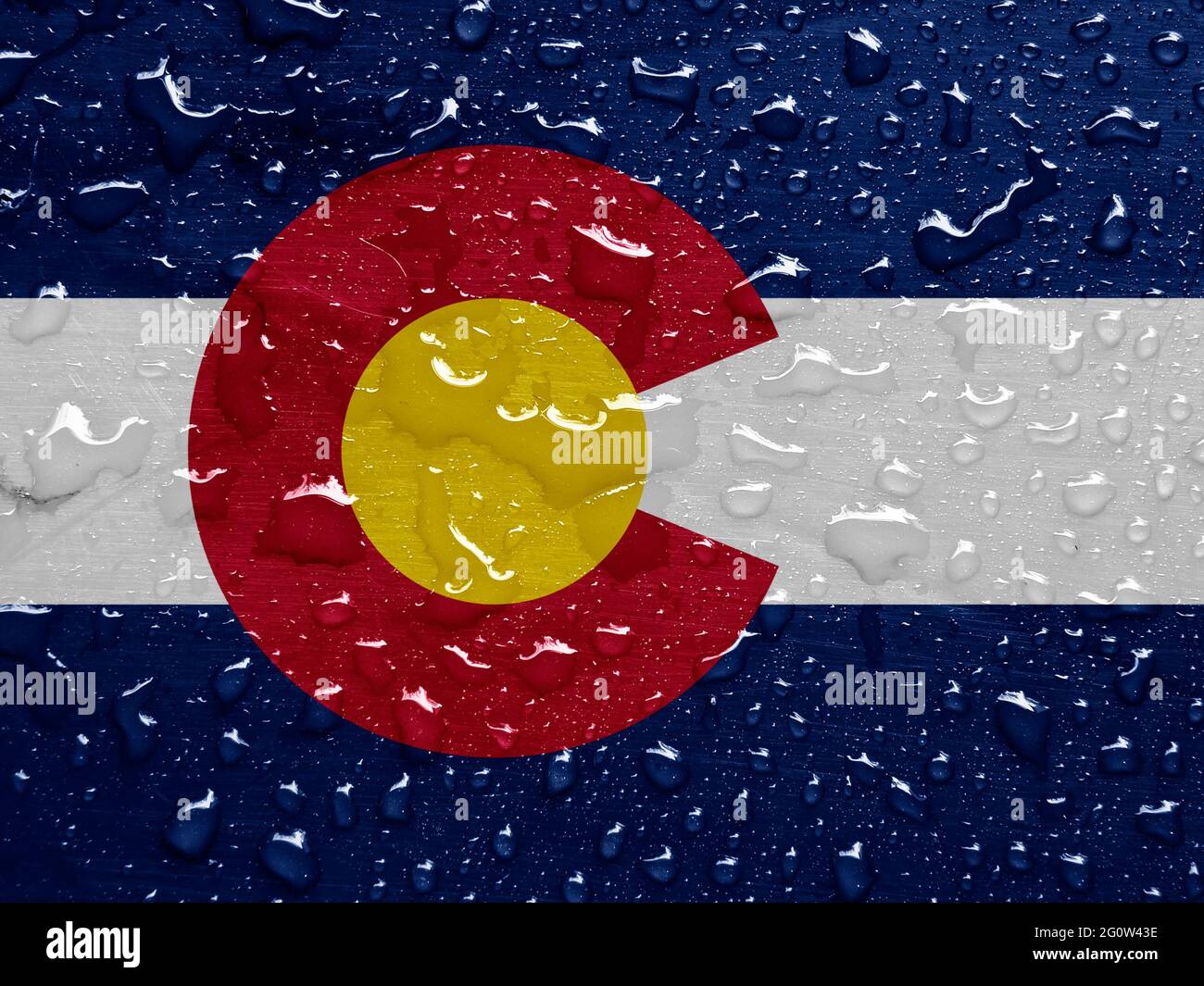 Flagge von Colorado, USA mit Regentropfen Stockfoto