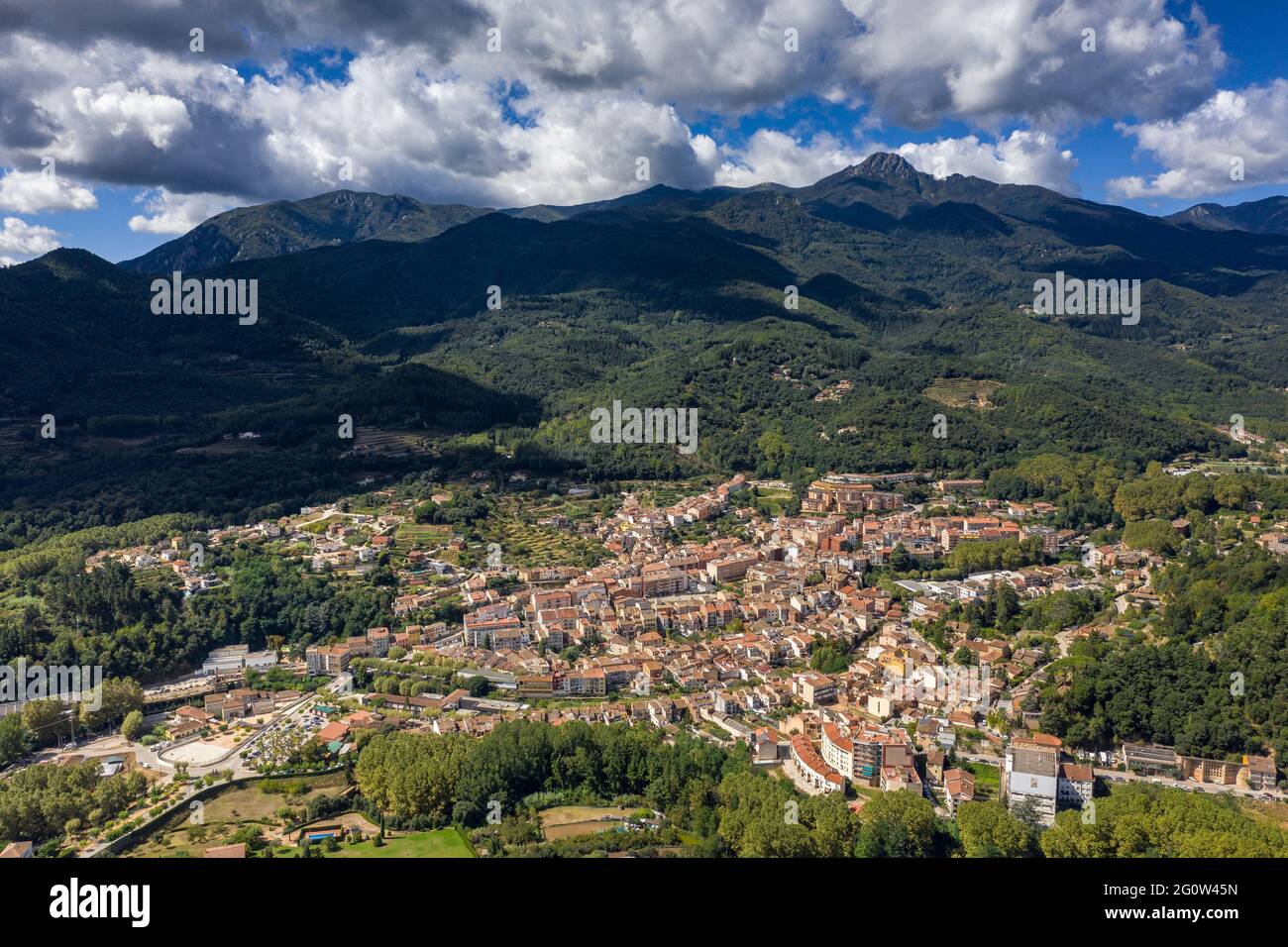 Luftaufnahme der Stadt Arbúcies. Im Hintergrund das Montseny-Massiv (La Selva, Katalonien, Spanien) Stockfoto