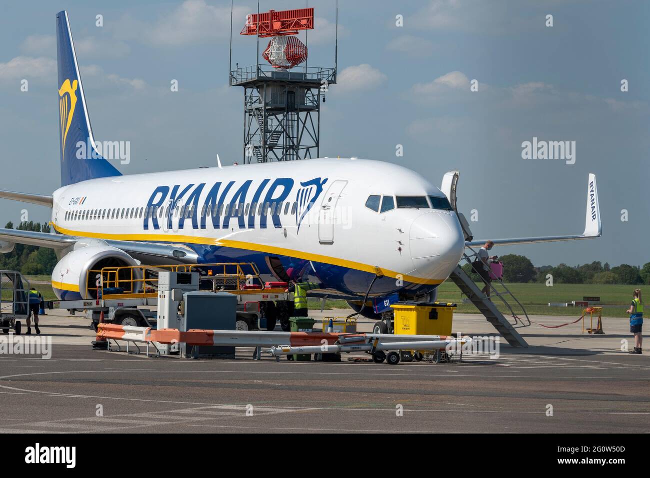 London Southend Airport, Essex, Großbritannien. Juni 2021. Die erste Verbindung vom Flughafen Southend zur griechischen Insel Korfu ist nach der Wiederaufnahme der Flüge vom Flughafen Essex durch Ryanair wieder auf den Rückflug zurückgekehrt. Die Billigfluggesellschaft nahm am 28. Mai ihre Flüge zu Urlaubszielen wieder auf, nachdem sie im Januar alle Flüge von Southend storniert hatte. Keine andere Fluggesellschaft nutzt den Flughafen, so dass es seit diesem Datum keine Flüge mehr gibt. Dasselbe Flugzeug soll 17:20 nach Faro in Portugal abfliegen, das Berichten zufolge auf die Amber-Liste verschoben wird Stockfoto