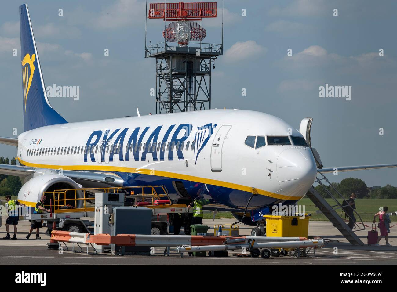 London Southend Airport, Essex, Großbritannien. Juni 2021. Die erste Verbindung vom Flughafen Southend zur griechischen Insel Korfu ist nach der Wiederaufnahme der Flüge vom Flughafen Essex durch Ryanair wieder auf den Rückflug zurückgekehrt. Die Billigfluggesellschaft nahm am 28. Mai ihre Flüge zu Urlaubszielen wieder auf, nachdem sie im Januar alle Flüge von Southend storniert hatte. Keine andere Fluggesellschaft nutzt den Flughafen, so dass es seit diesem Datum keine Flüge mehr gibt. Dasselbe Flugzeug soll 17:20 nach Faro in Portugal abfliegen, das Berichten zufolge auf die Amber-Liste verschoben wird Stockfoto