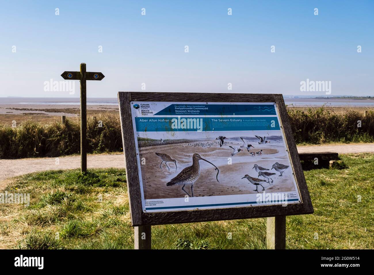 Coastal Path-Wegweiser und Informationstafel für die Severn-Mündung im Newport Wetlands National Nature Reserve. Nash, Newport, Gwent, Wales, Großbritannien, Großbritannien Stockfoto