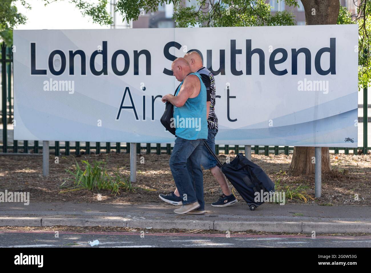 London Southend Airport, Essex, Großbritannien. Juni 2021. Die erste Verbindung vom Flughafen Southend zur griechischen Insel Korfu ist nach der Wiederaufnahme der Flüge vom Flughafen Essex durch Ryanair wieder auf den Rückflug zurückgekehrt. Die Billigfluggesellschaft nahm am 28. Mai ihre Flüge zu Urlaubszielen wieder auf, nachdem sie im Januar alle Flüge von Southend storniert hatte. Keine andere Fluggesellschaft nutzt den Flughafen, so dass es seit diesem Datum keine Flüge mehr gibt. Dasselbe Flugzeug soll 17:20 nach Faro in Portugal abfliegen, das Berichten zufolge auf die Amber-Liste verschoben wird Stockfoto