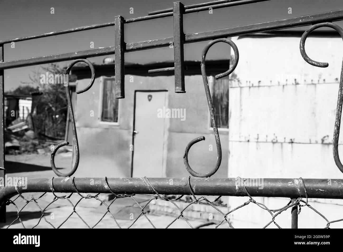 JOHANNESBURG, SÜDAFRIKA - Jan 05, 2021: Johannesburg, Südafrika, September 11, 2011, Blick auf Low-Income-Häuser in einem Vorort Soweto Nachbarschaft Stockfoto