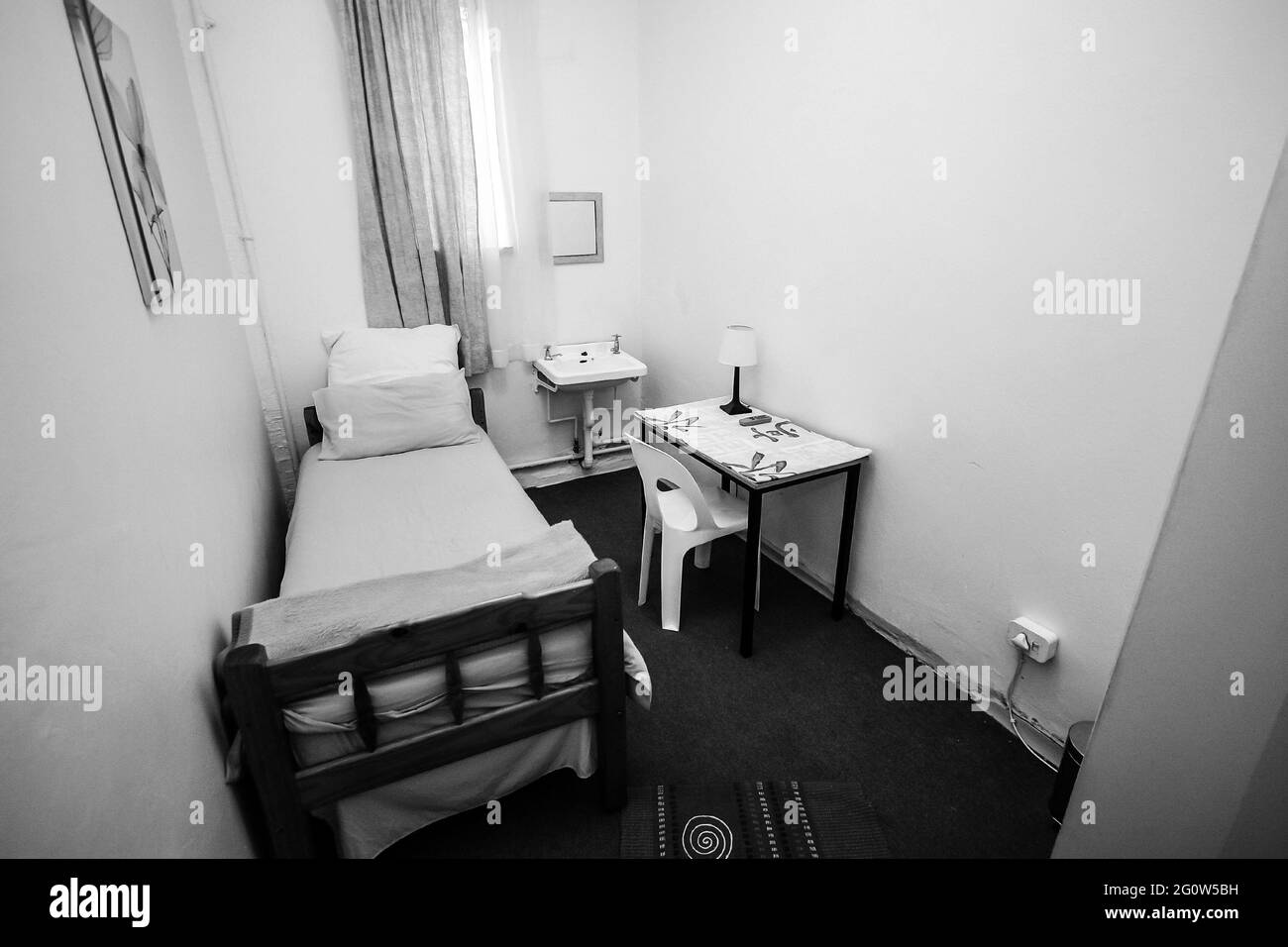 JOHANNESBURG, SÜDAFRIKA - Jan 05, 2021: Johannesburg, Südafrika - November 9, 2009: Kleines Schlafzimmer in Budget Hostel Urlaub Unterkunft Stockfoto