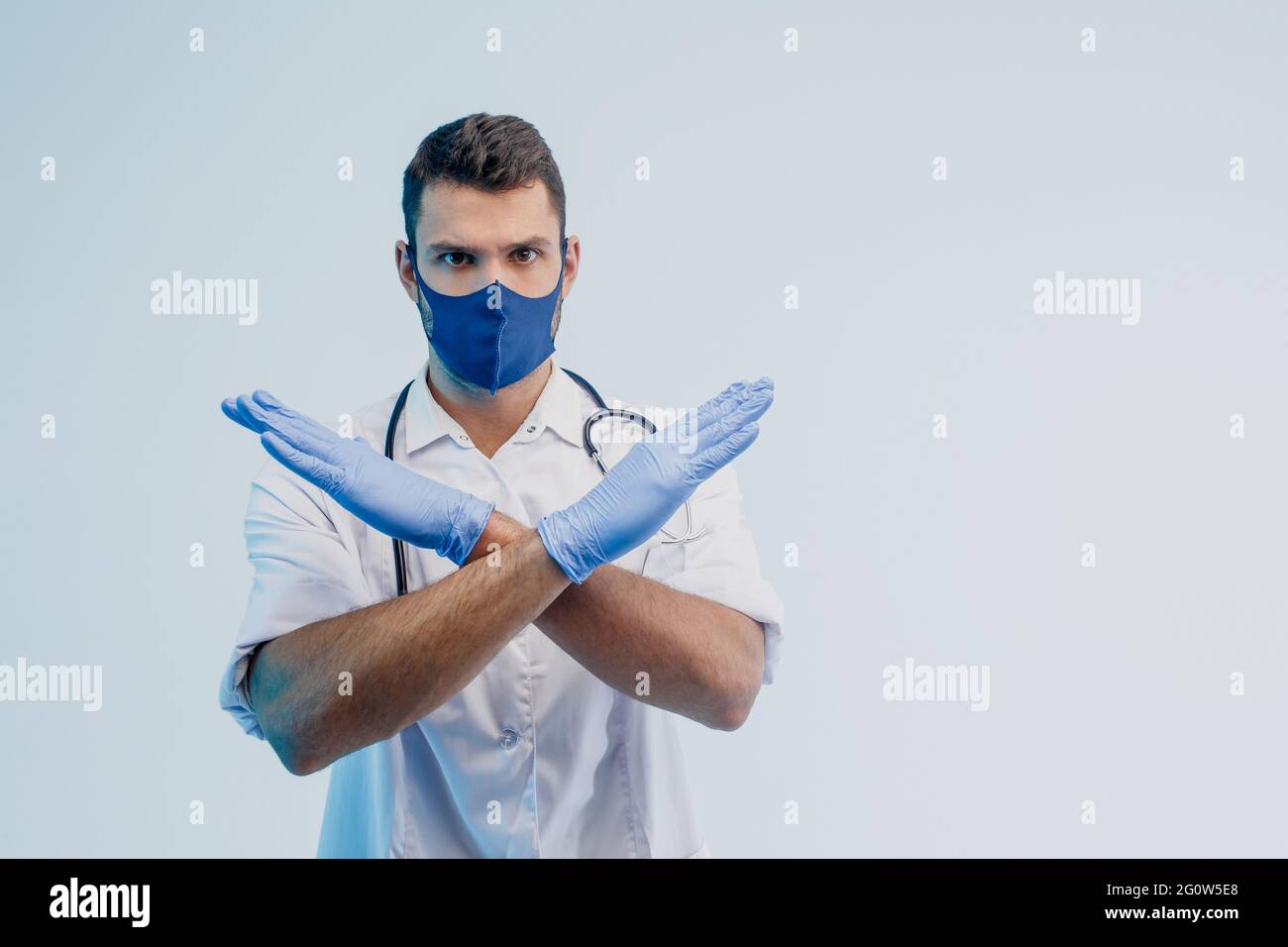 Europäischer Arzt zeigt keine Geste im Studio Stockfoto