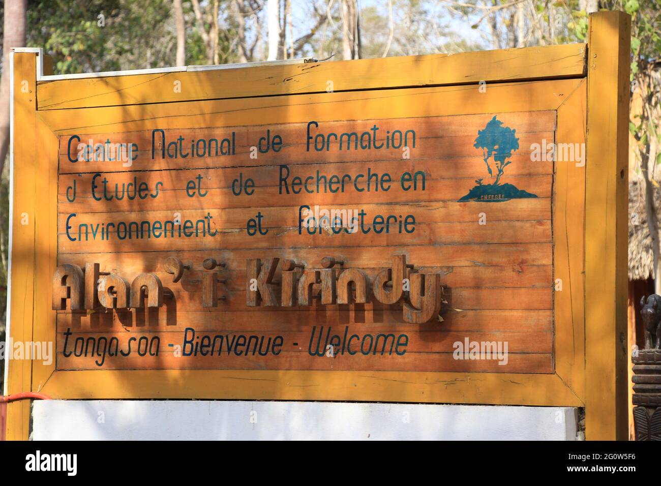 Holzschild für Kirindy Forest, in der Nähe von Morondava, im Westen Madagaskars Stockfoto