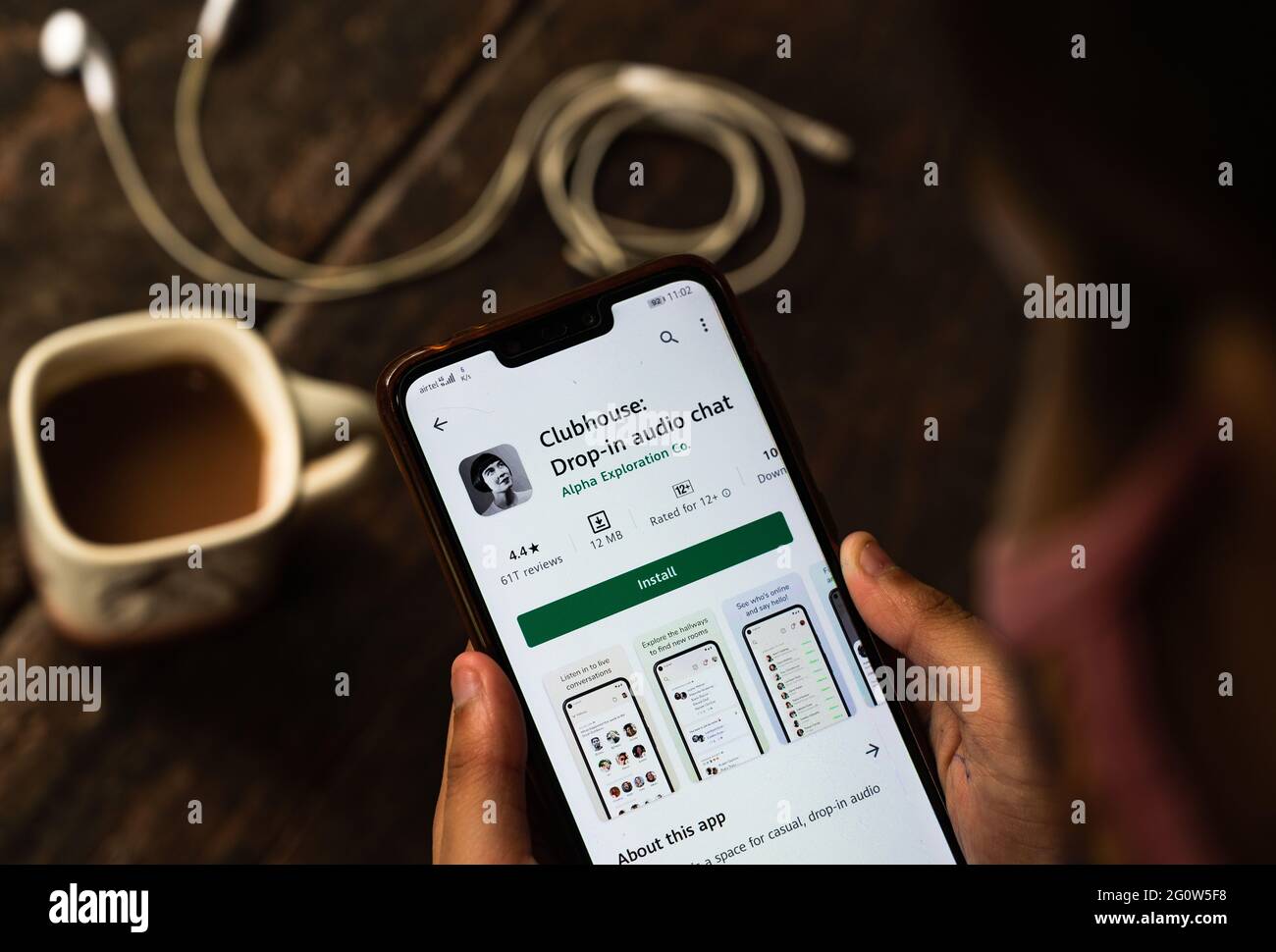 In diesem Foto Illustration zeigt Clubhouse Android App, die jetzt für Android-Nutzer in Indien zum Download verfügbar ist. Die Social Audio Sharing App ist jetzt für Nutzer weltweit im Google Play Store sichtbar. Es unterstützt die Android 8.0-Version. Tehatta, Westbengalen, Indien. Stockfoto