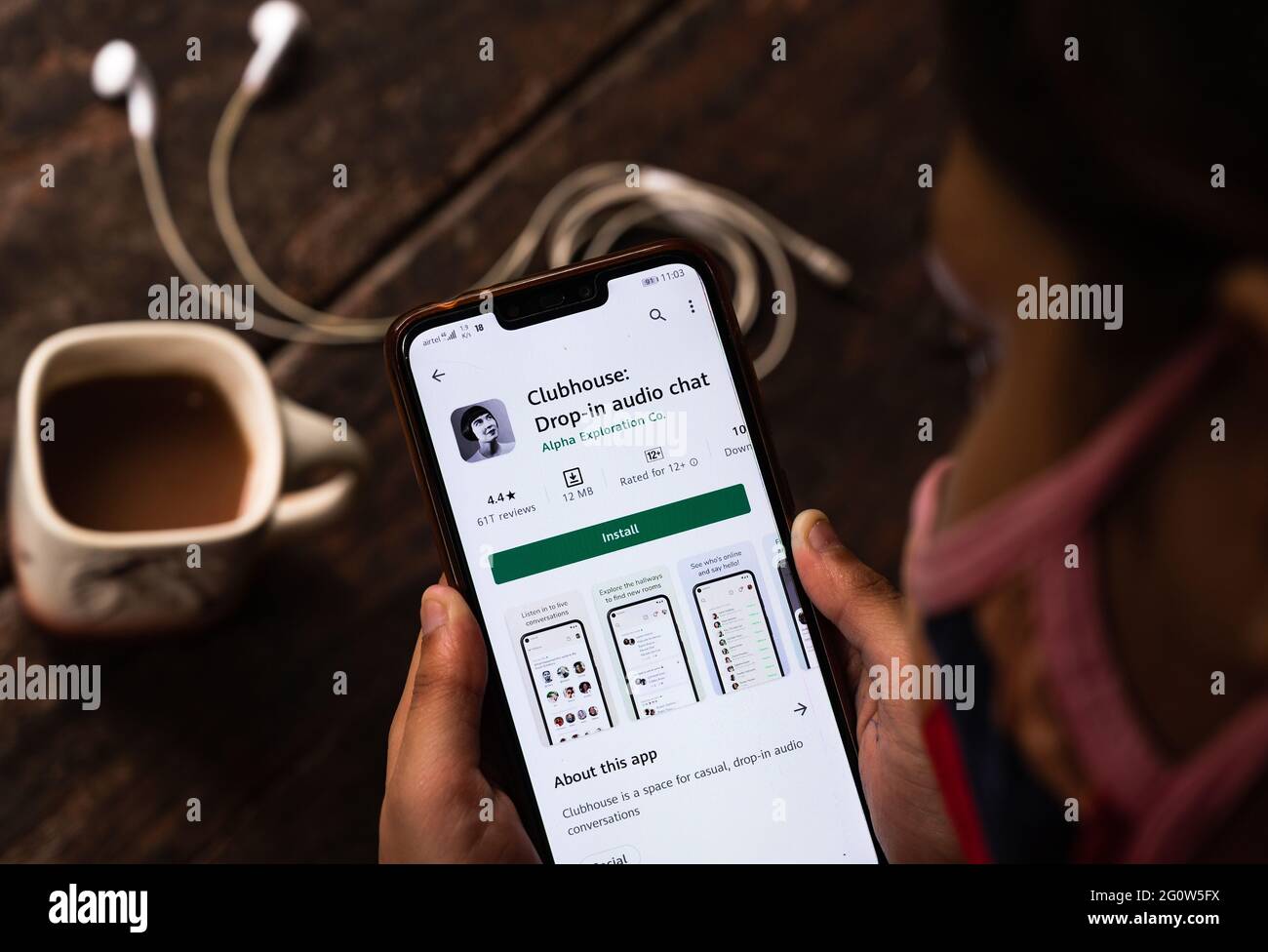 In diesem Foto Illustration zeigt Clubhouse Android App, die jetzt für Android-Nutzer in Indien zum Download verfügbar ist. Die Social Audio Sharing App ist jetzt für Nutzer weltweit im Google Play Store sichtbar. Es unterstützt die Android 8.0-Version. Tehatta, Westbengalen, Indien. Stockfoto