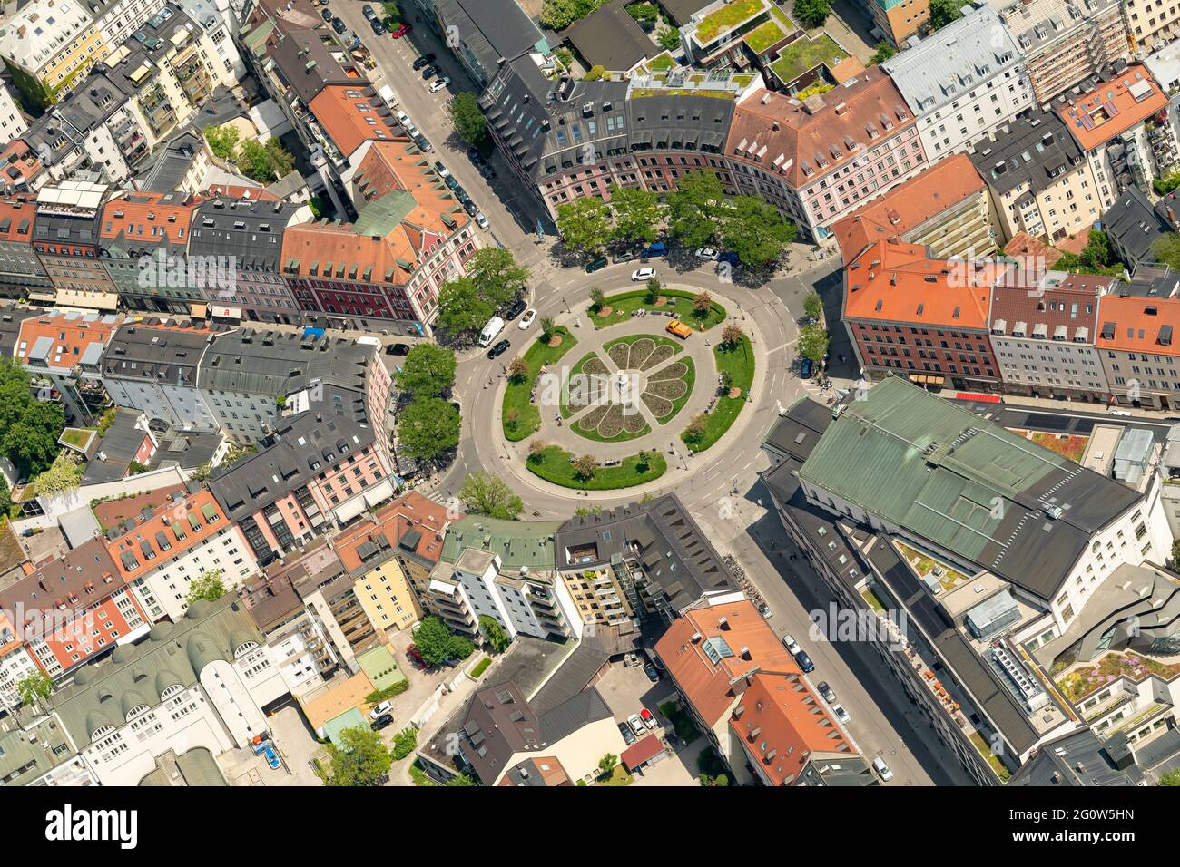 München, Deutschland. Juni 2021. Der kreisförmige Gärtnerplatz im Zentrum der bayerischen Hauptstadt. Der Platz ist ein beliebter Ort für große Treffen, vor allem bei schönem und warmem Wetter, und immer ein Ärgernis für die Bewohner des gleichnamigen Viertels. (Luftaufnahme von einem Sportflugzeug) Quelle: Peter Kneffel/dpa/Alamy Live News Stockfoto