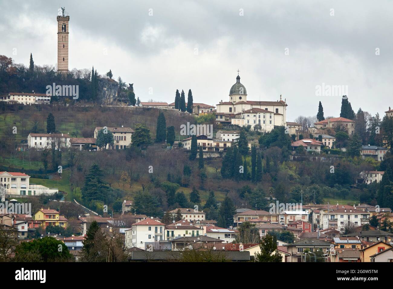 Panoramablick auf die Stadt Trisino in der Provinz Vicenza, in Norditalien Stockfoto