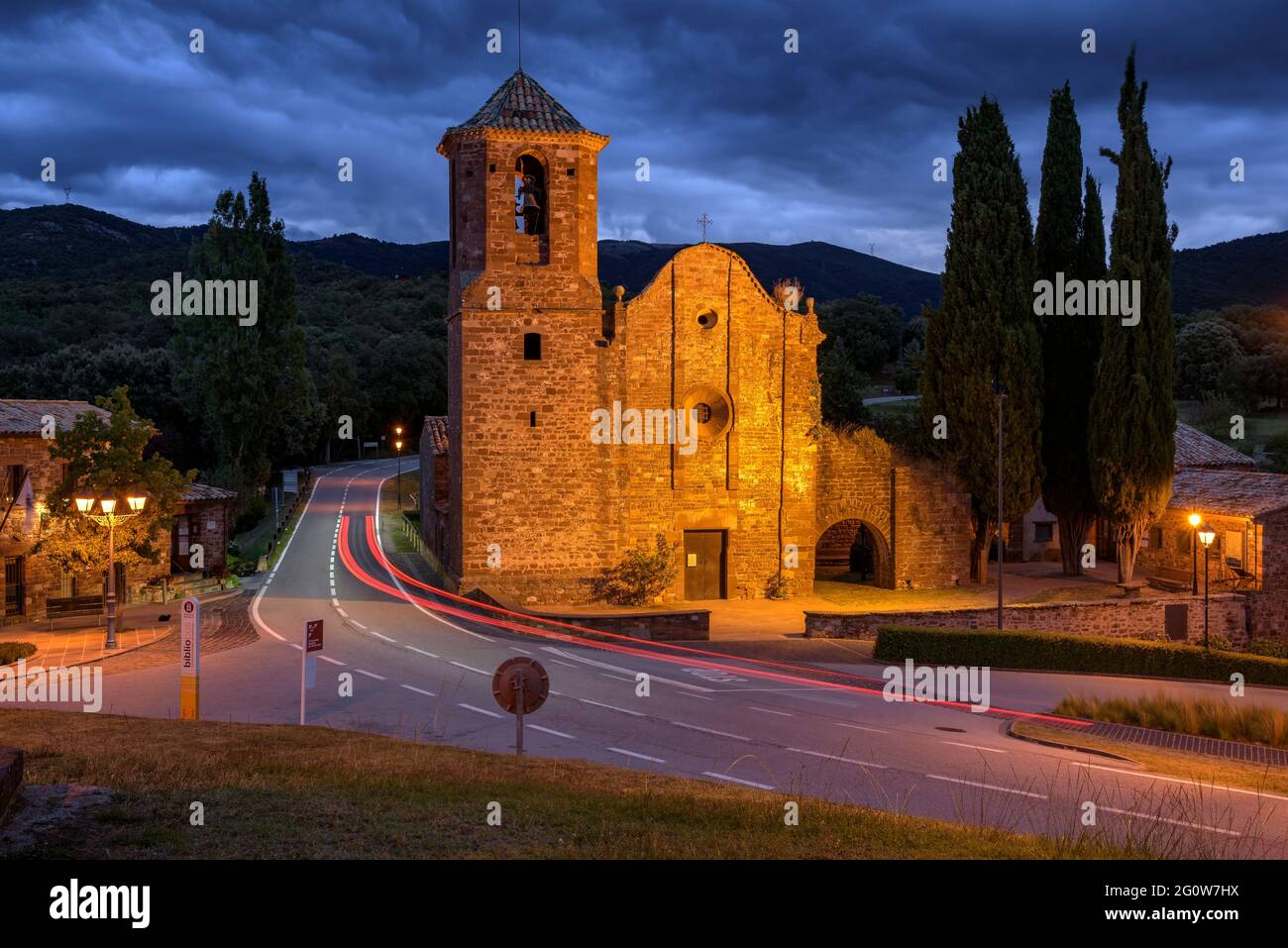Brull Dorf in der Abenddämmerung (Montseny, Barcelona, Katalonien, Spanien) ESP: Pueblo del Brull al anochecer (Montseny, Barcelona, Cataluña) Stockfoto
