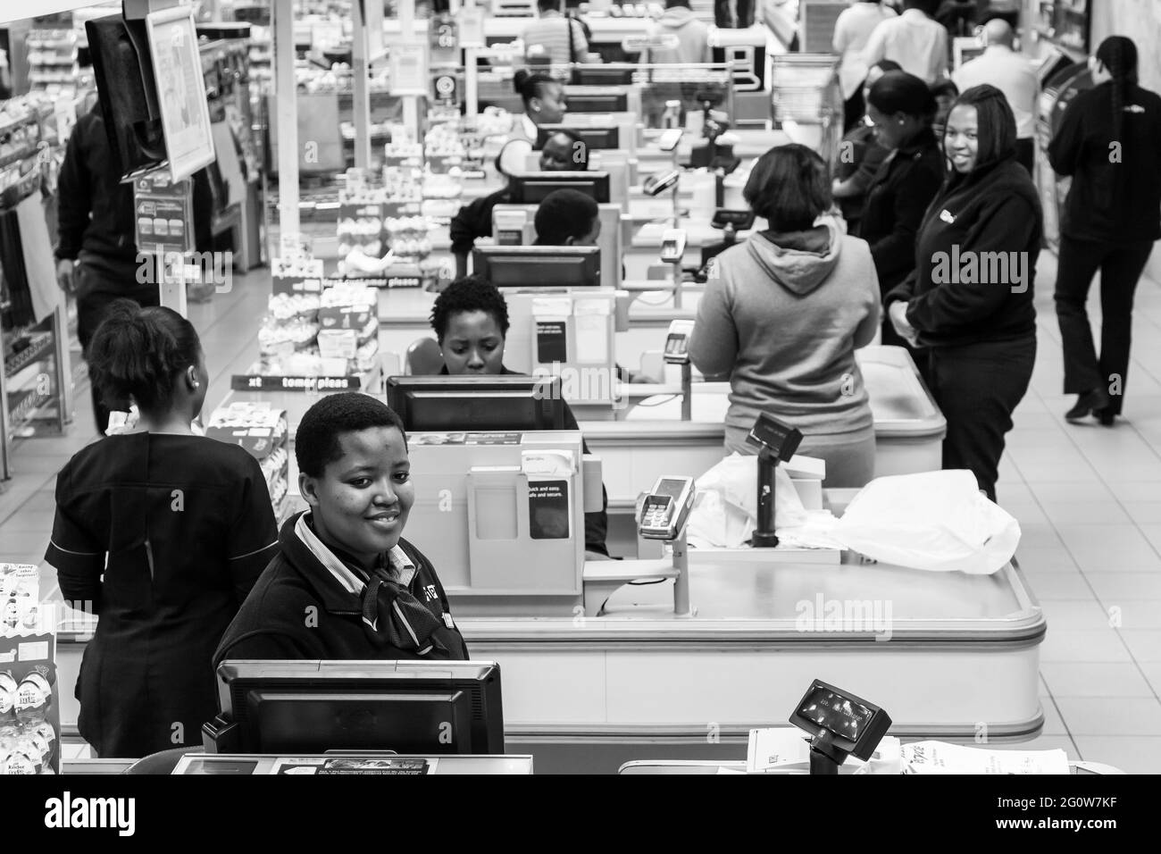 JOHANNESBURG, SÜDAFRIKA - 06. Jan 2021: Johannesburg, Südafrika - 22. Februar 2017: Afrikanische Kassierer an der Kasse beim lokalen Pick n Pay Supermarke Stockfoto