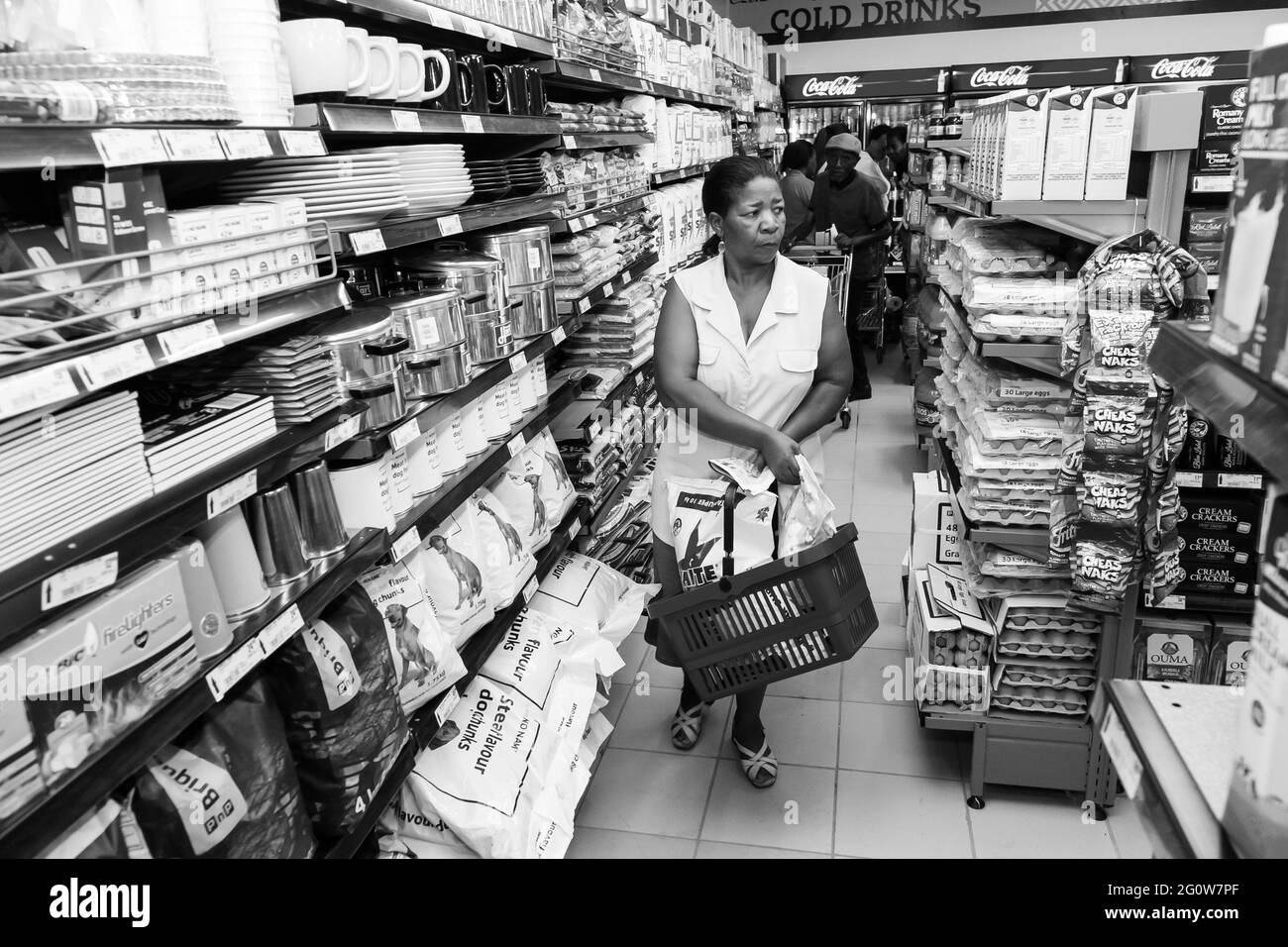 JOHANNESBURG, SÜDAFRIKA - 06. Jan 2021: Soweto, Südafrika - 1. Dezember 2016: Afrikanische Kunden kaufen im lokalen Pick n Pay Supermarkt ein Stockfoto