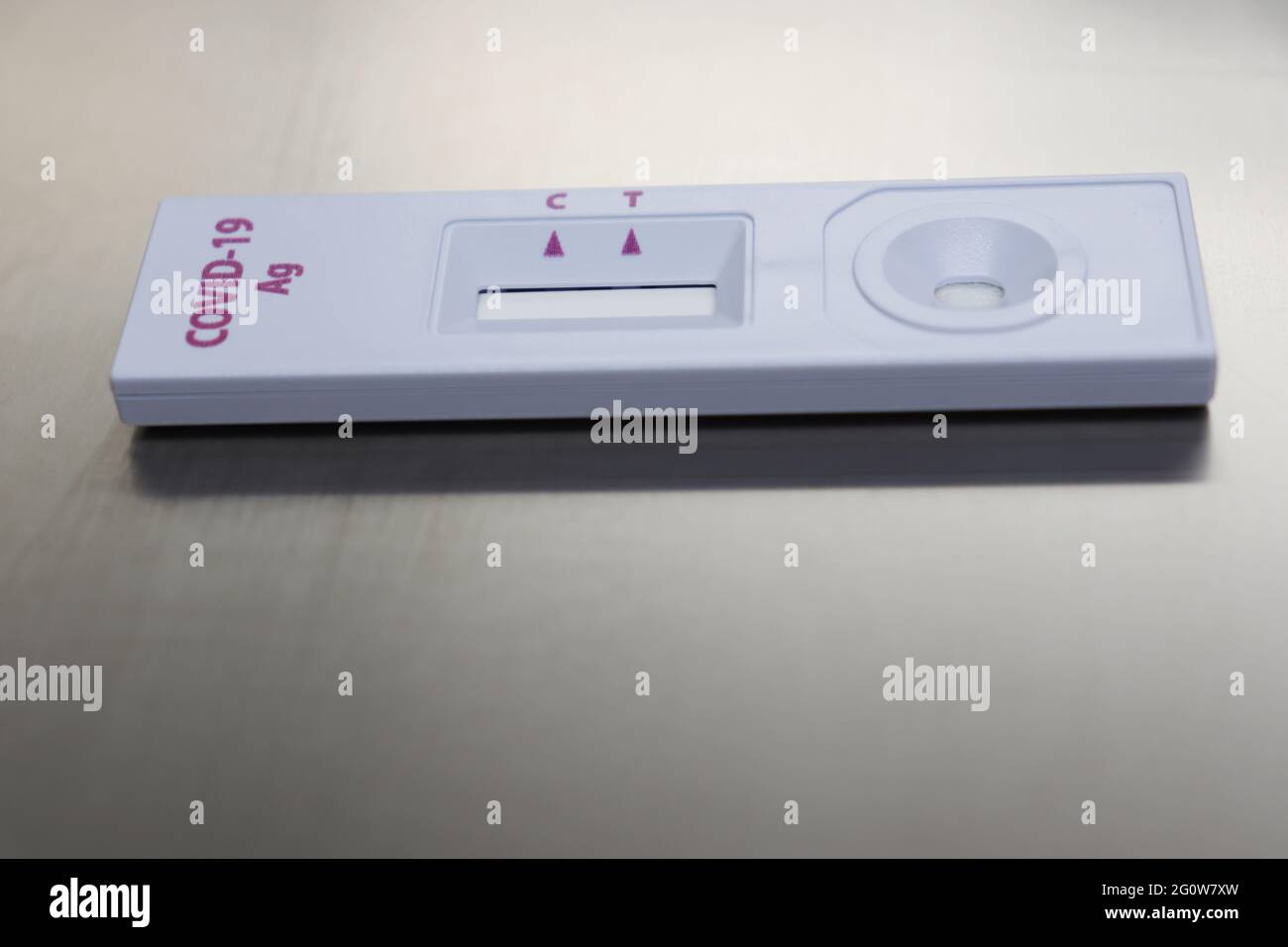 Schnelldiagnosetests weisen auf das Vorhandensein viraler Proteine (Antigene) nach, die vom COVID-19-Virus in einer Probe aus den Atemwegen eines pe exprimiert werden Stockfoto