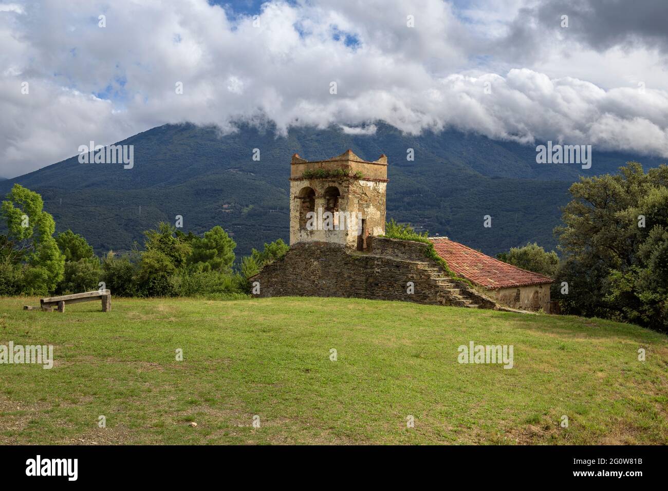 Kirche Santa Susanna de Vilamajor mit dem Berg Montseny im Hintergrund (Vallès Oriental, Katalonien, Spanien) Stockfoto