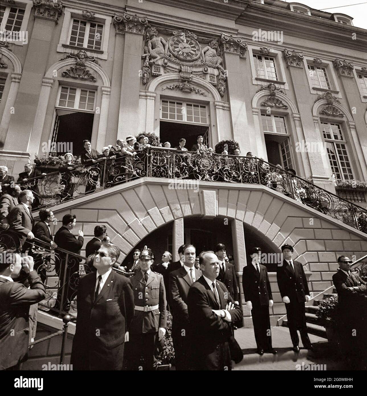 KN-C29295 23. Juni 1963 Präsident John F. Kennedy spricht auf dem Marktplatz an eine versammelten Menschenmenge, während er auf der Treppe des Rathauses steht. Foto: Präsident Kennedy, Dolmetscher Robert H. Lochner, Eunice Shrver (teilweise versteckt), Beamte und Zuschauer. Rathaus, Bonn, Deutschland. Bitte nennen Sie „Robert Knudsen. Fotografien Des Weißen Hauses. John F. Kennedy Presidential Library and Museum, Boston' Stockfoto