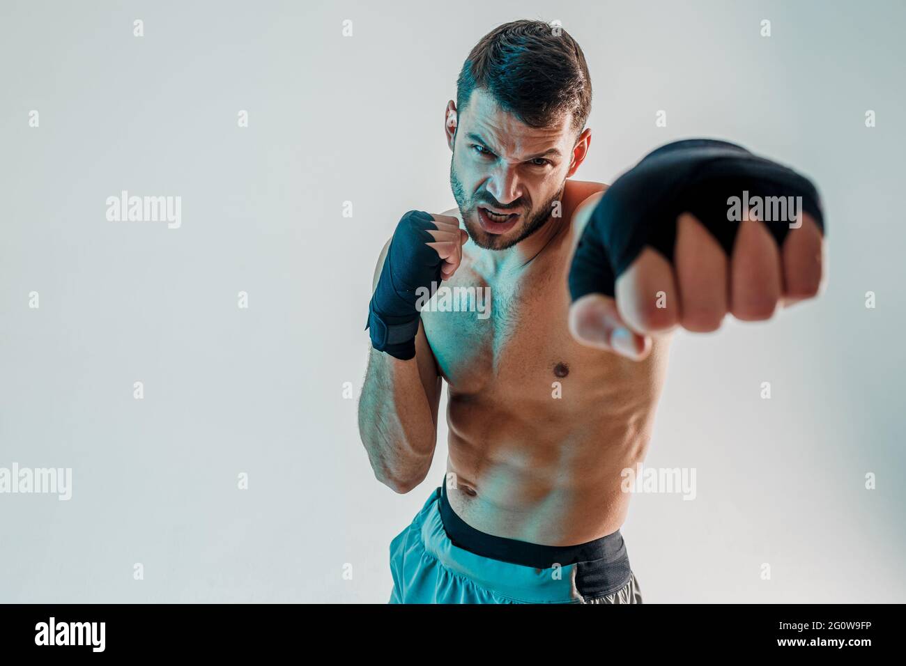 Wütender junger bärtiger europäischer Boxer boxt Stockfoto