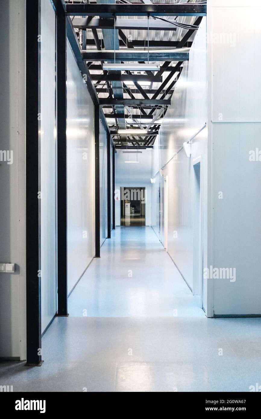 Weißer, ilimiierter Korridor in der Fabrik Stockfoto