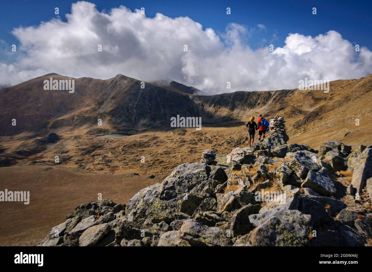 Engorgs Cirque vom Gipfel des Pic d'Engorgs im Herbst aus gesehen (Cerdanya, Katalonien, Spanien, Pyrenäen) Stockfoto