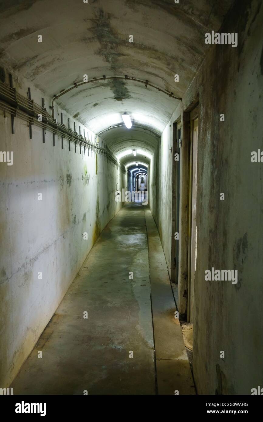 HELGOLAND, HELGOLAND, DEUTSCHLAND - 29. JULI 2019: Blick in einen der verbliebenen Bunkertunnel aus dem Zweiten Weltkrieg Stockfoto