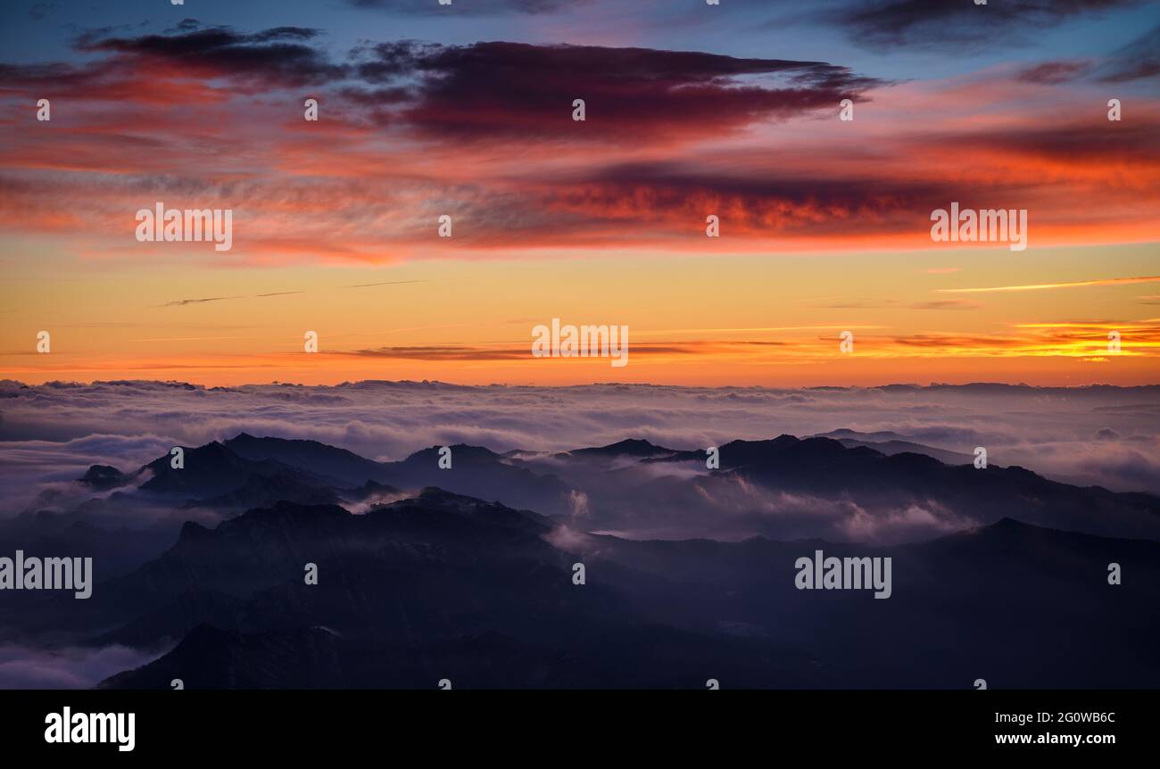 Nebliger Sonnenaufgang am Aussichtspunkt La Figuerassa (Berguedà, Katalonien, Spanien, Pyrenäen) ESP: Amanecer con niebla en el mirador de la Figuerassa Stockfoto