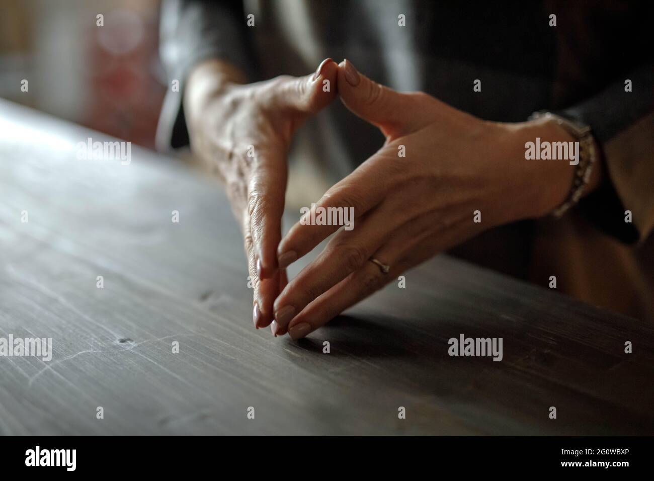 Geschäftsfrau Hände gestikulieren während des Treffens Stockfoto