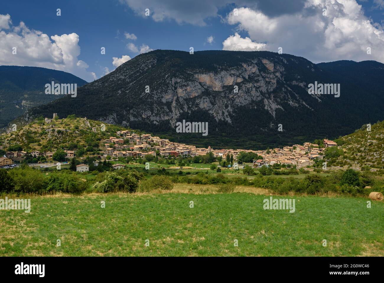 Gesamtansicht der Stadt Gósol im Sommer (Berguedà, Katalonien, Spanien, Pyrenäen) / Vista General del Pueblo de Gósol en verano (Berguedà, Cataluña, España) Stockfoto