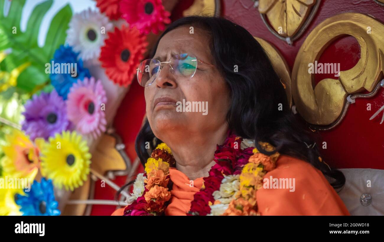 Haridwar, Uttarakhand. Indien – 5. März 2021 – Indische Sadhus kommen nach Kumbh Mela, Royal Herzlich Willkommen. Sadhus, die in Fahrgeschäften sitzen und eine Girlande tragen, Stockfoto
