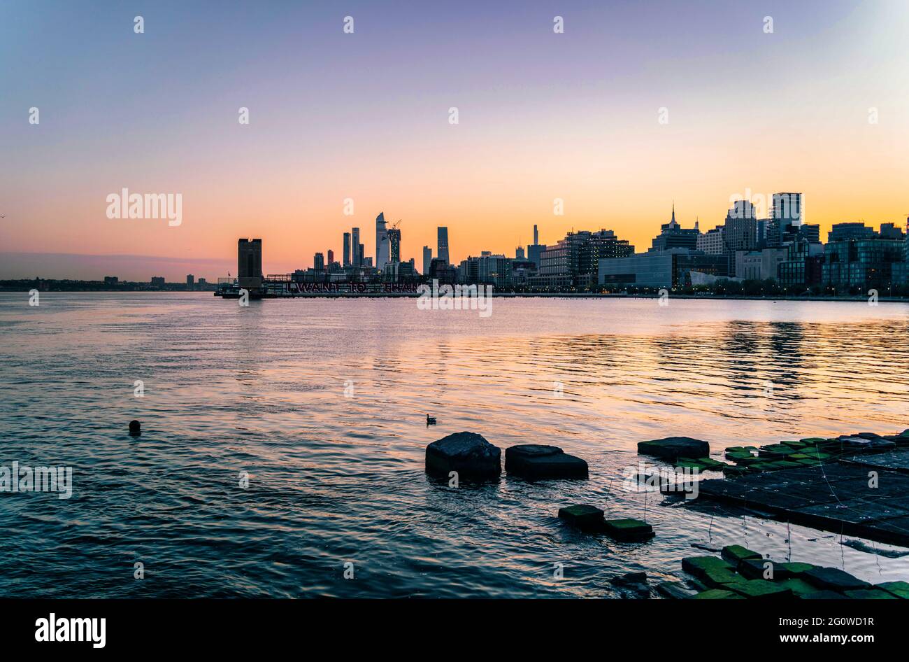 Skyline der Stadt bei Sonnenuntergang in New York Stockfoto