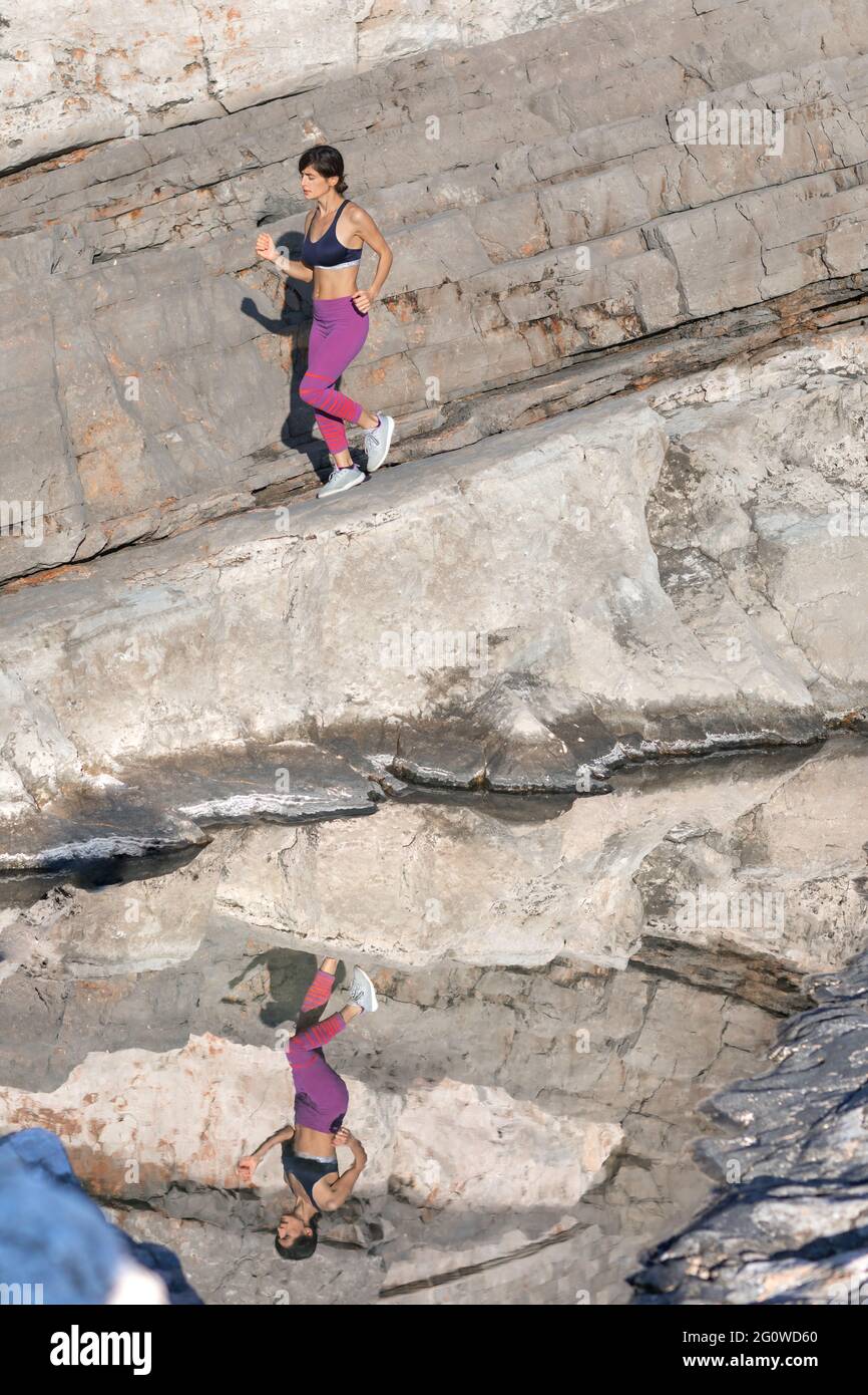 Schöne Sportlerin Frau laufen und trainieren in der Küste. Gesundes Lifestyle-Konzept. Stockfoto