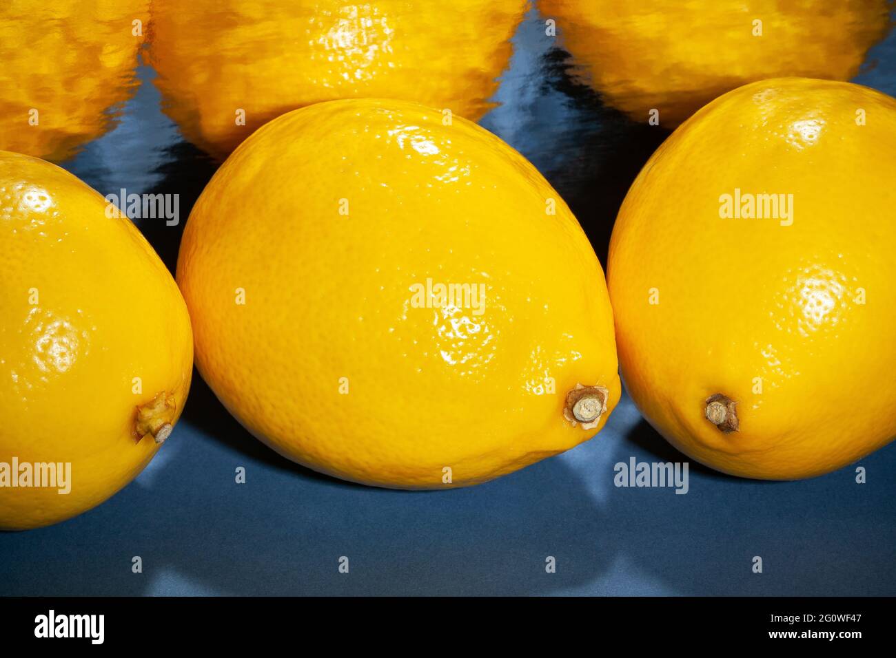 Verspiegelte Zitrone auf blauem Hintergrund Stockfoto