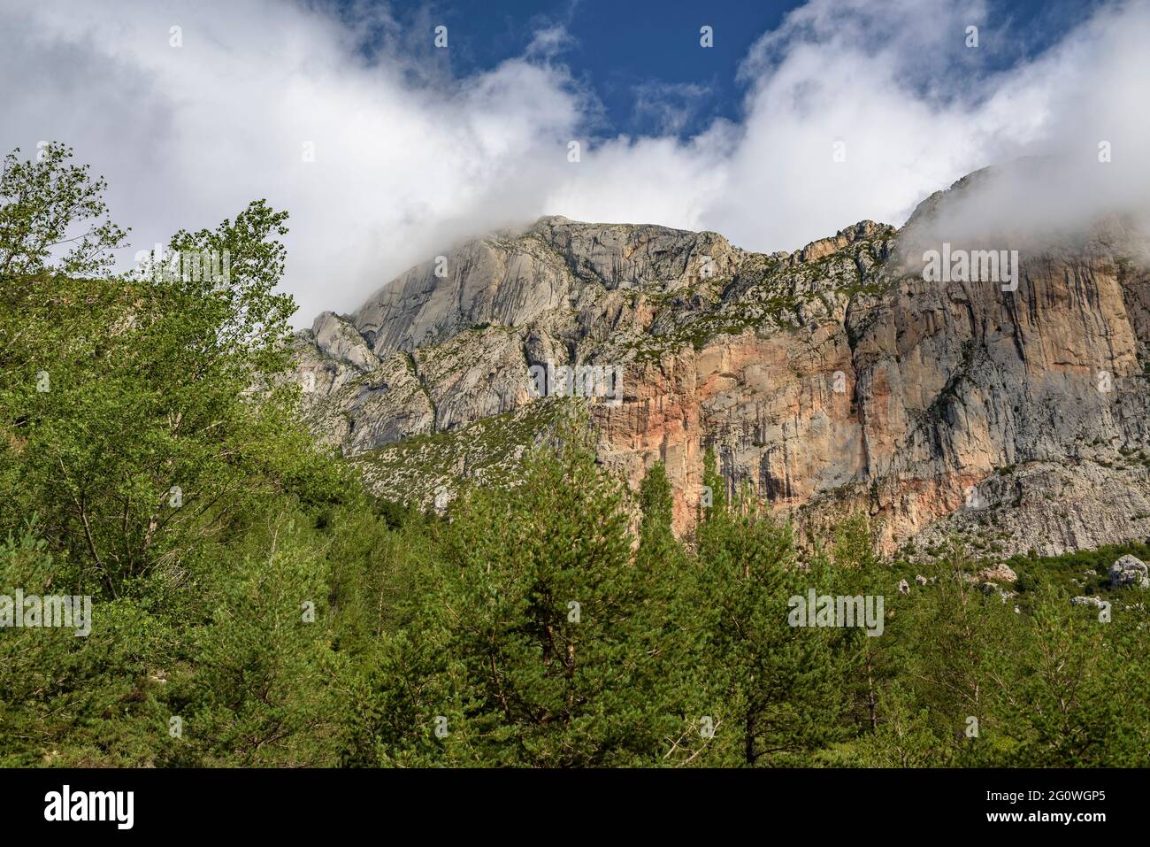 Pedraforca Südwand von den alten Tagebauen (Berguedà, Katalonien, Spanien, Pyrenäen) aus gesehen Stockfoto
