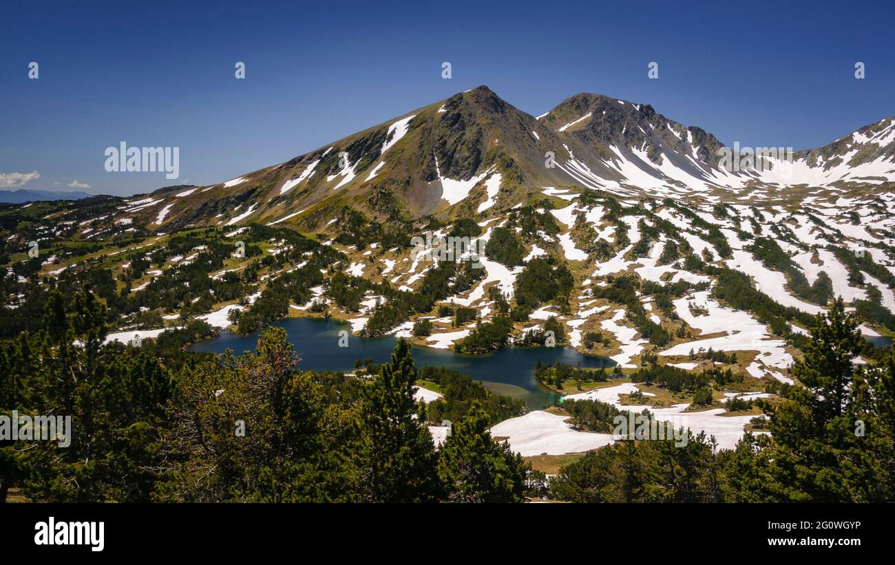 PIC Peric und Petit Peric aus der Nähe der Camporells Seen (Capcir, Pyrénées Orientales, Frankreich, Pyrenäen) Stockfoto