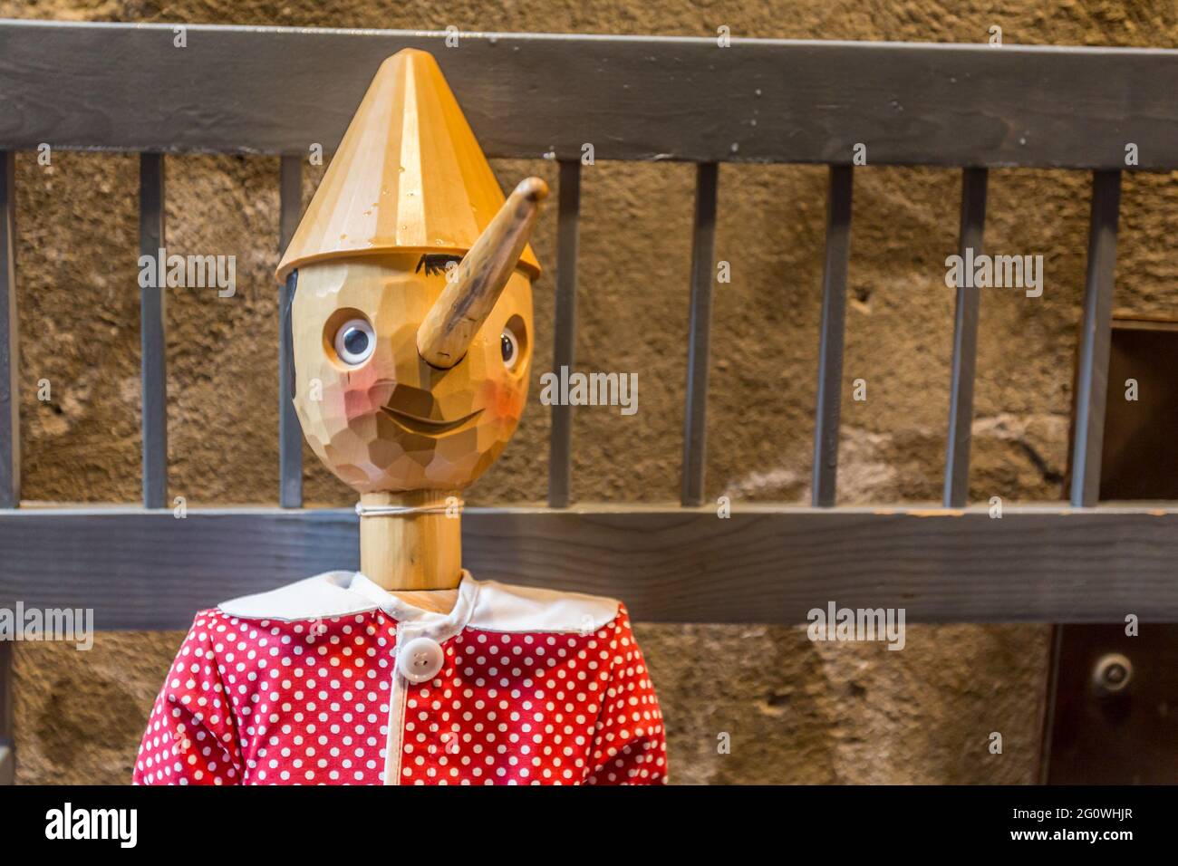 Orvieto, Italien, April 2019: Holzstatue von Pinocchio mit Eselohren und langer Nase. Pinocchio ist der Protagonist eines berühmten italienischen Märchens Stockfoto