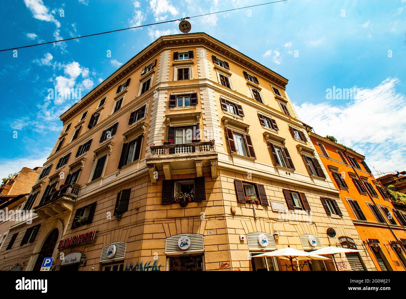 Gemütliche alte Straßen in Trastevere im Mai 2021, Rom, Italien. Trastevere Viertel von Rom, am Westufer des Tibers, Architektur und Wahrzeichen von Stockfoto