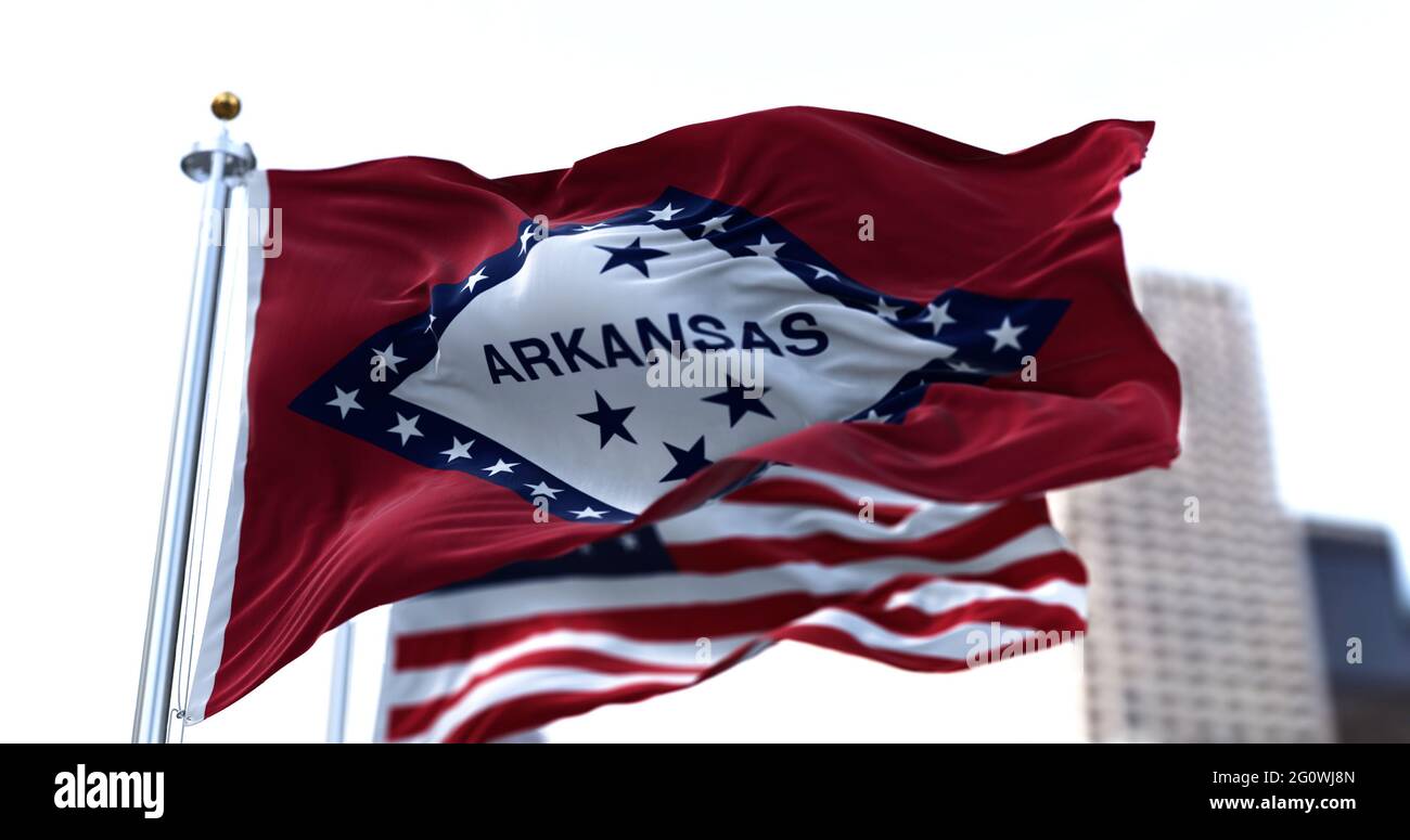 Die Flaggen des Staates Arizona und der Vereinigten Staaten winken im Wind. Demokratie und Unabhängigkeit. Südamerikanischer Staat. Stockfoto