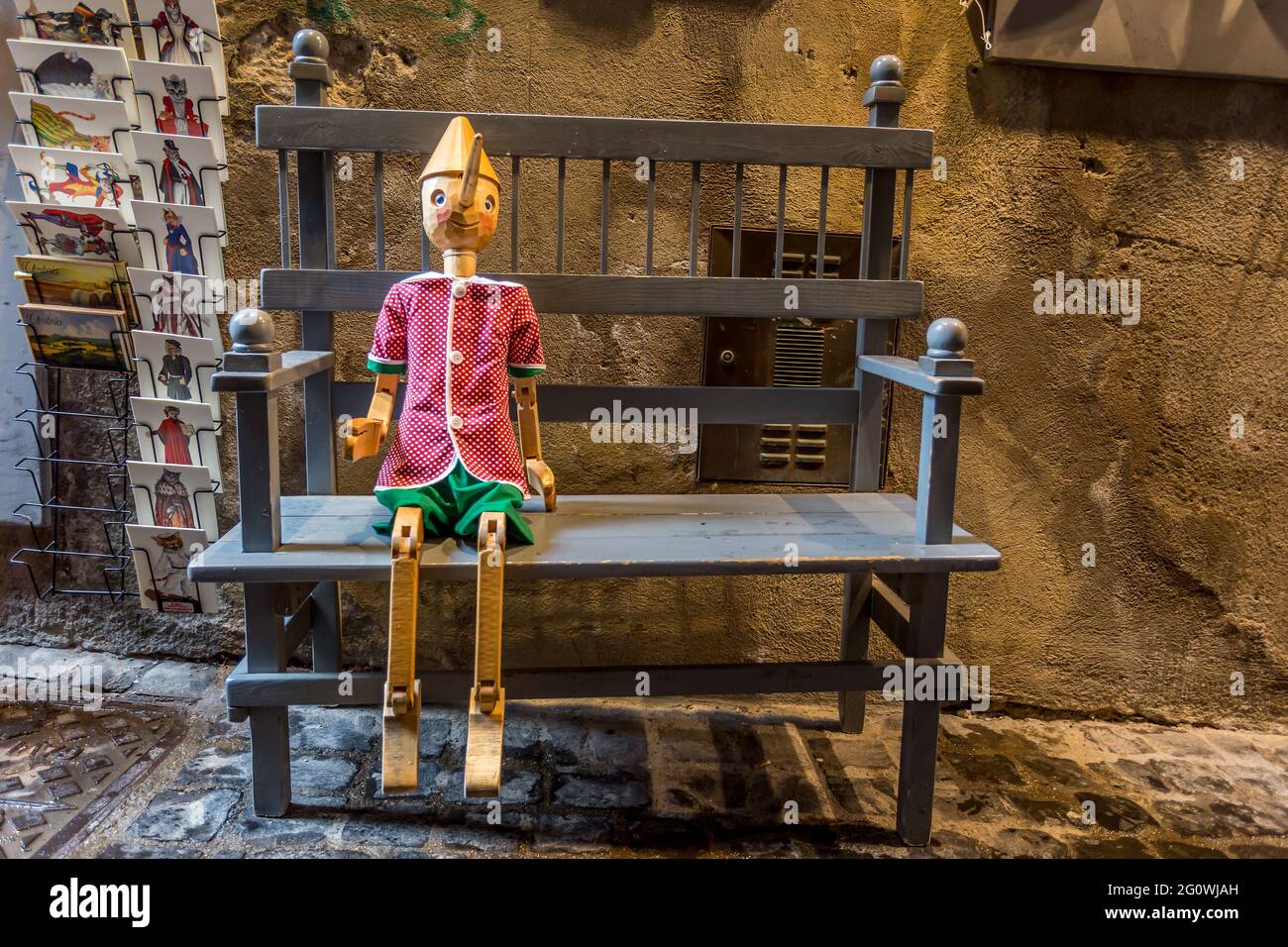 Orvieto, Italien, April 2019: Holzstatue von Pinocchio mit Eselohren und langer Nase. Pinocchio ist der Protagonist eines berühmten italienischen Märchens Stockfoto