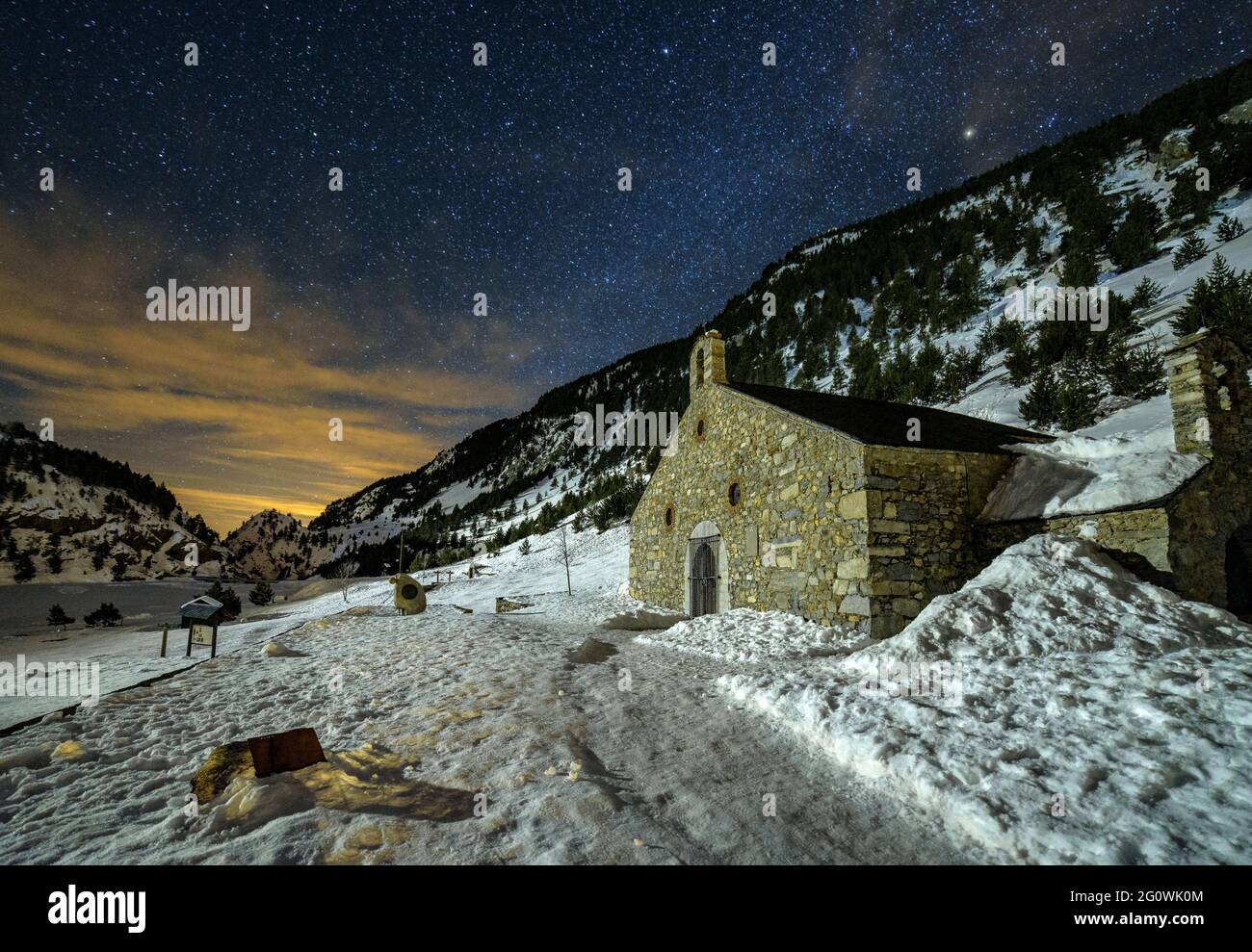 Sant Gil Hermitage im Núria-Tal, in einer Winternacht und schneebedeckt (Ripollès, Katalonien, Spanien, Pyrenäen) Stockfoto