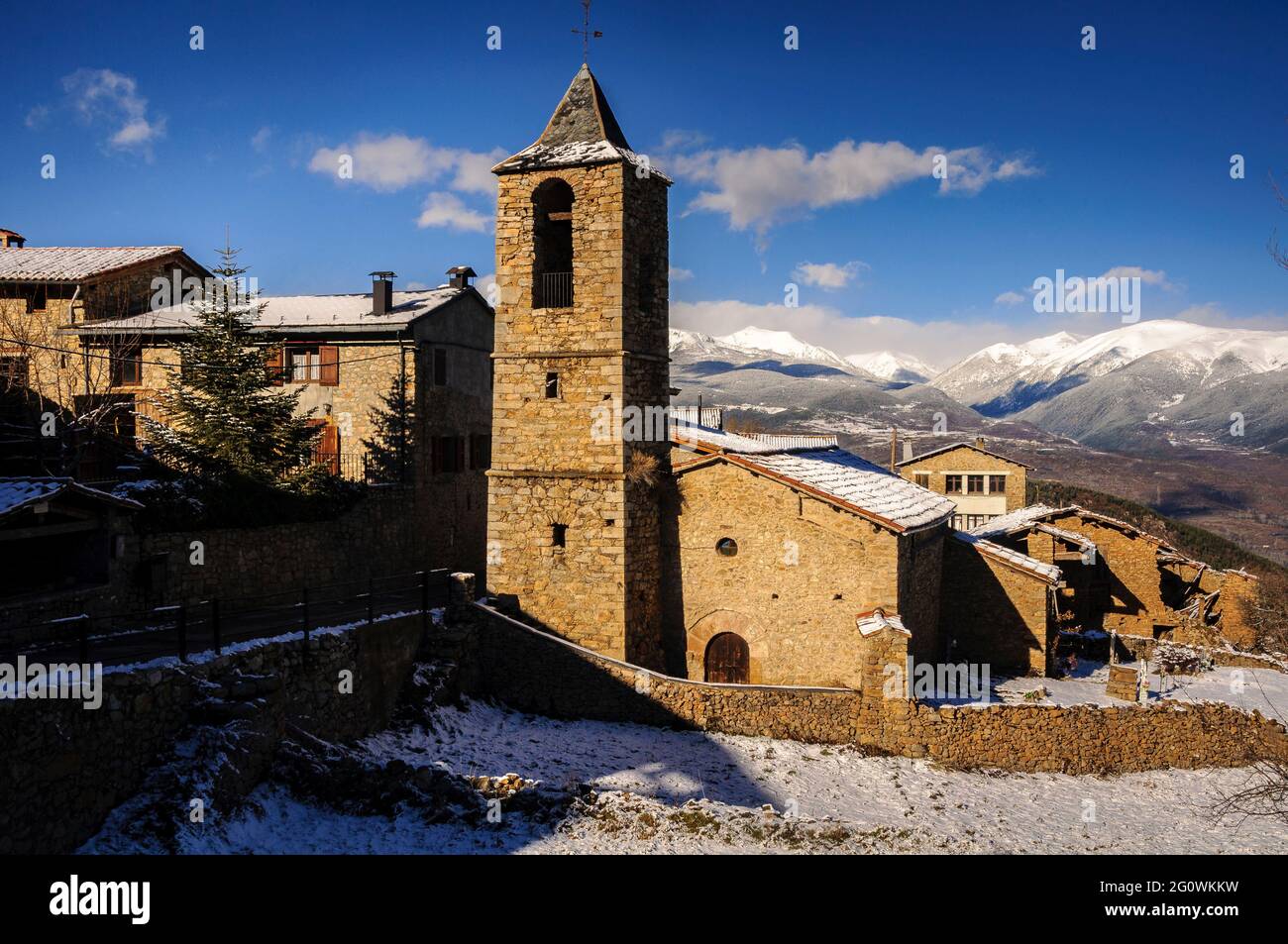 Verschneite Ortschaft Estana im Winter (Cerdanya, Katalonien, Spanien, Pyrenäen) ESP: Pueblo de Estana nevado en invierno (Cerdaña, Cataluña, España, Pirineos) Stockfoto