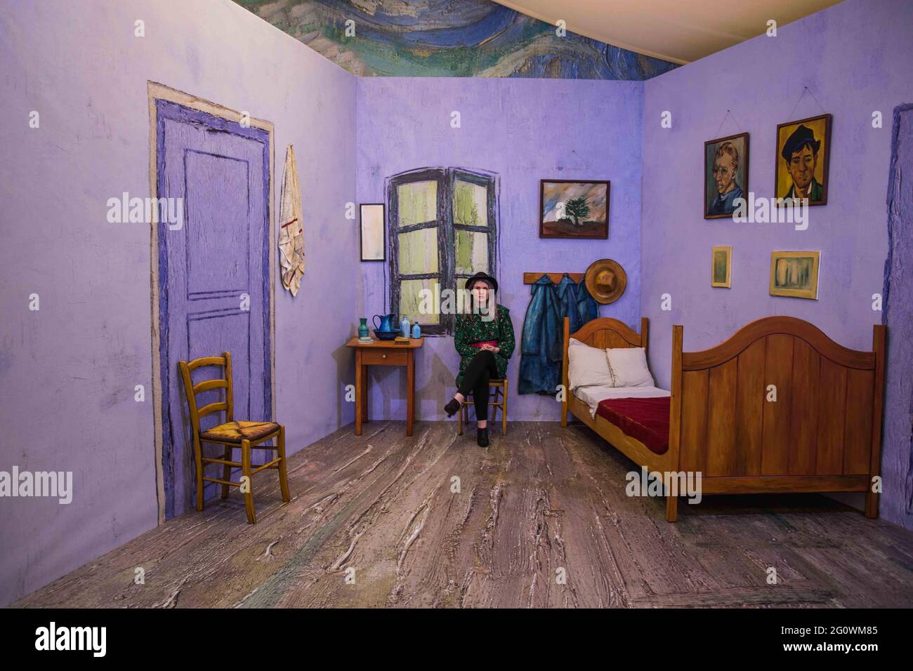 London, Großbritannien. Juni 2021. Van Gogh Alive Highlights - Vincent's Bedroom: Nach dem Besuch der SENSORY4 Gallery haben Besucher die Möglichkeit, eine lebensgroße Darstellung von ‘Van Gogh's Bedroom' - einem seiner berühmtesten Kunstwerke - zu besichtigen. Quelle: Paul Quezada-Neiman/Alamy Live News Stockfoto