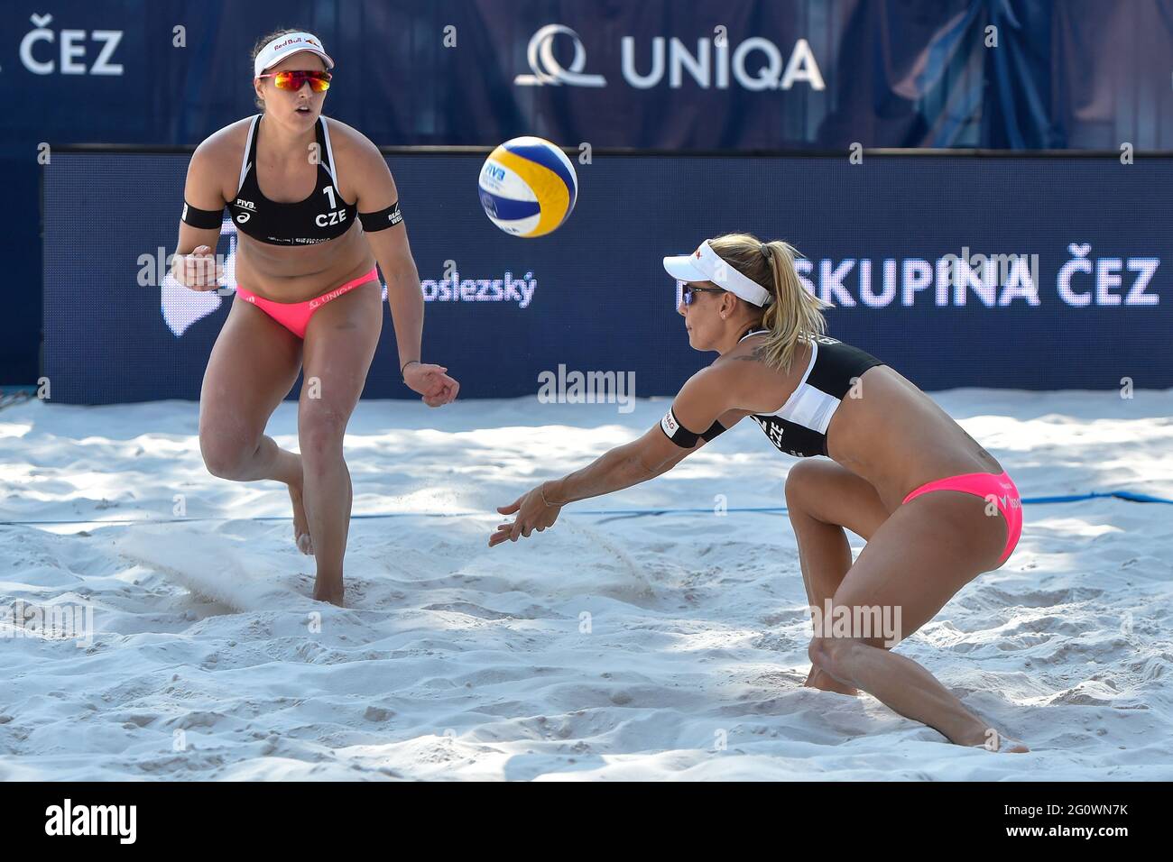 Ostrava, Tschechische Republik. Juni 2021. Barbora Hermannova, links, und Marketa Nausch Slukova aus Tschechien im Einsatz beim Turnier der Ostrava Beach Open 2021, Teil des Beach Volleyball World Tour Spiels Barbora Hermannova/Marketa Nausch Slukova aus Tschechien gegen Sarah Sponcil/Kelly Claes aus USA in Ostrava, Tschechische Republik, 3. Juni 2021. Kredit: Jaroslav Ozana/CTK Foto/Alamy Live Nachrichten Stockfoto