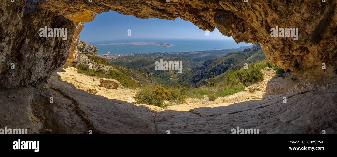 Blick auf die Punta de la Banya des Ebro-Deltas, von der Höhle Foradada aus gesehen, in der Serra de Montsià Range (Tarragona, Katalonien, Spanien) Stockfoto