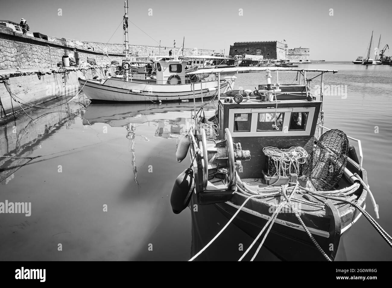 Fischerboote im venezianischen Hafen von Heraklion, Kreta, Griechenland. Schwarzweiß-Fotografie Stockfoto