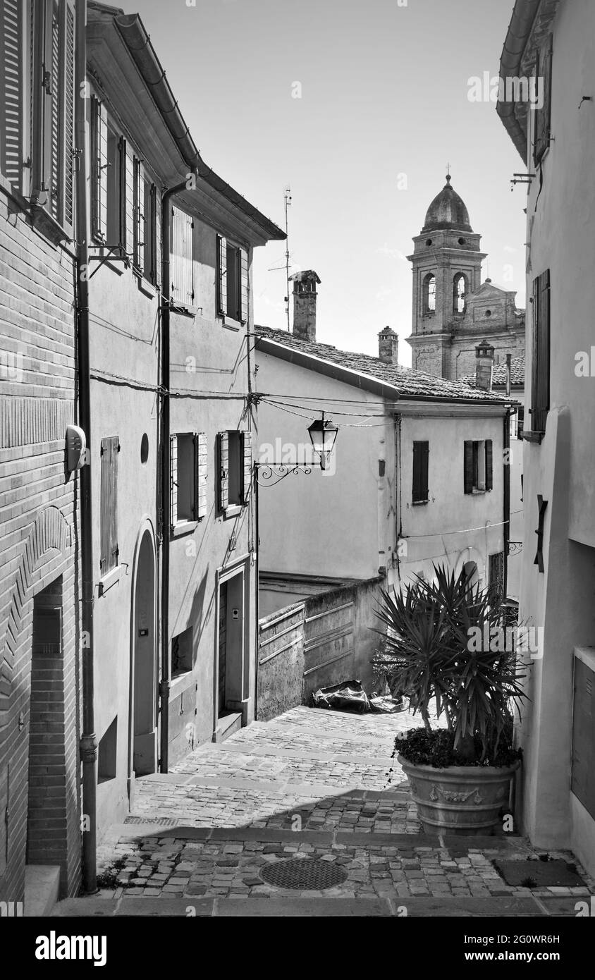 Alte Straße in Santarcangelo di Romagna Stadt in der Provinz Rinini, Emilia-Romagna, Italien. Italienische Szene, Schwarz-Weiß-Fotografie Stockfoto