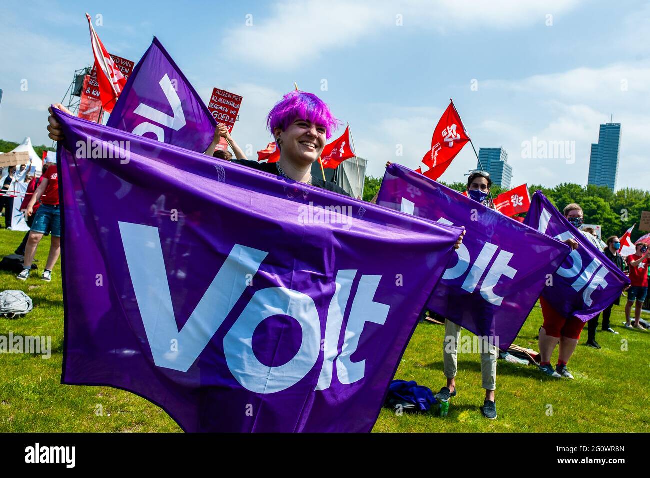 Ein Student mit purpurfarbenen Haaren, der während der Demonstration eine purpurne Fahne einer politischen Partei hält.Studentensyndikate LSVb (Landelijke Studentenvakbond, was die nationale Studentenvereinigung bedeutet) und FNV (Federatie Nederlandse Vakbeweging, was die Föderation der niederländischen Gewerkschaften bedeutet) Young and United organisierte einen landesweiten Studentenstreik im Malieveld in Den Haag, wo sich Tausende von Studenten versammelten, um ein Ende des Kreditsystems, ein schuldenfreies Grundgeld und eine Entschädigung für alle Jahre, die sie sich leihen mussten, zu fordern. (Foto von Ana Fernandez/SOPA Images/Sipa USA) Stockfoto