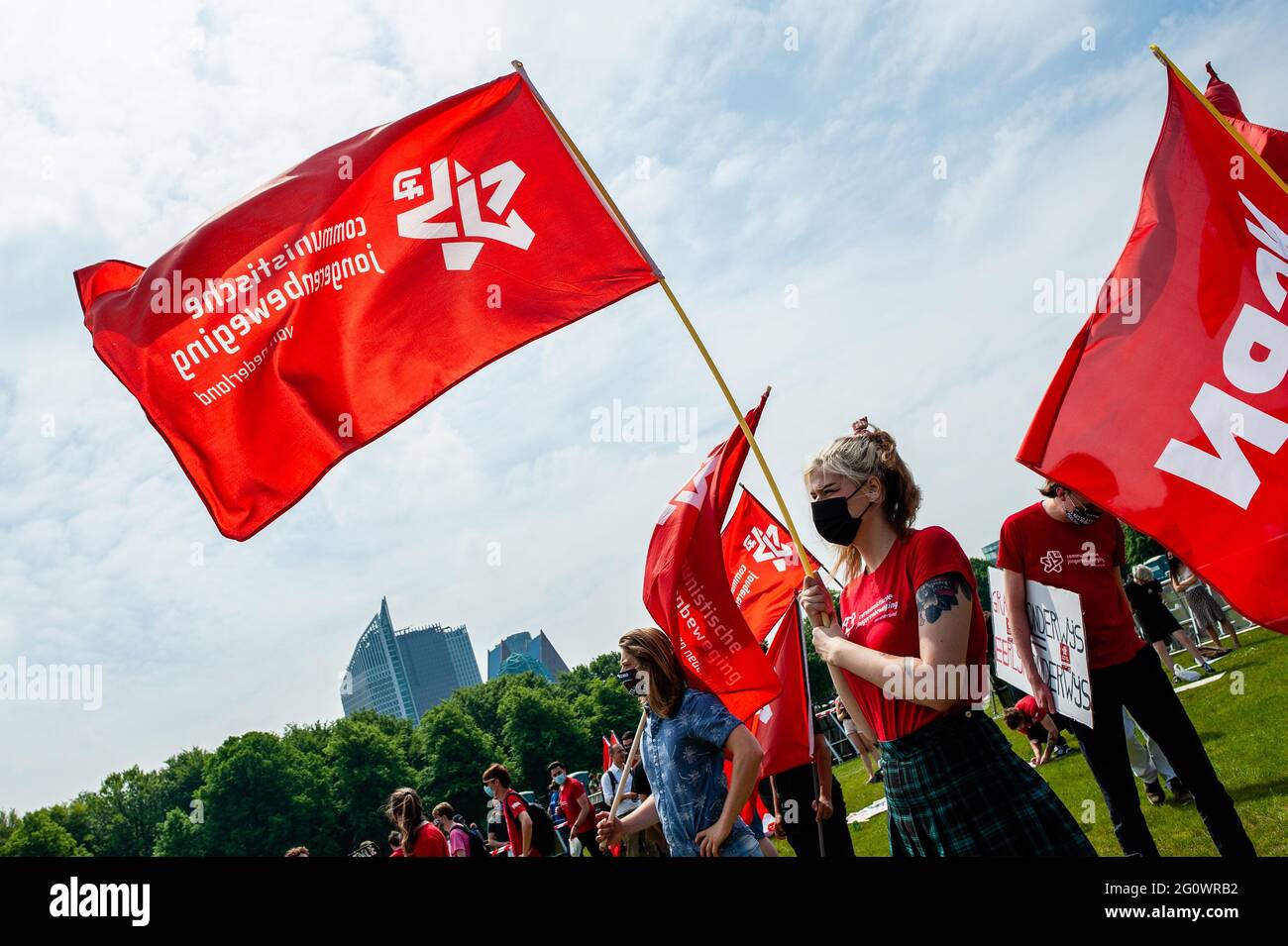 Eine Studentin wird während der Demonstration mit einer roten Flagge von einem Studentensyndikat gesehen.Studentensyndikate LSVb (Landelijke Studentenvakbond, was National Student Union bedeutet) und FNV (Federatie Nederlandse Vakbeweging Meaning Federation of Dutch Trade Unions) Young and United organisierte einen landesweiten Studentenstreik im Malieveld in Den Haag, wo sich Tausende von Studenten versammelten, um ein Ende des Kreditsystems, ein schuldenfreies Grundgeld und eine Entschädigung für alle Jahre, die sie sich leihen mussten, zu fordern. (Foto von Ana Fernandez/SOPA Images/Sipa USA) Stockfoto