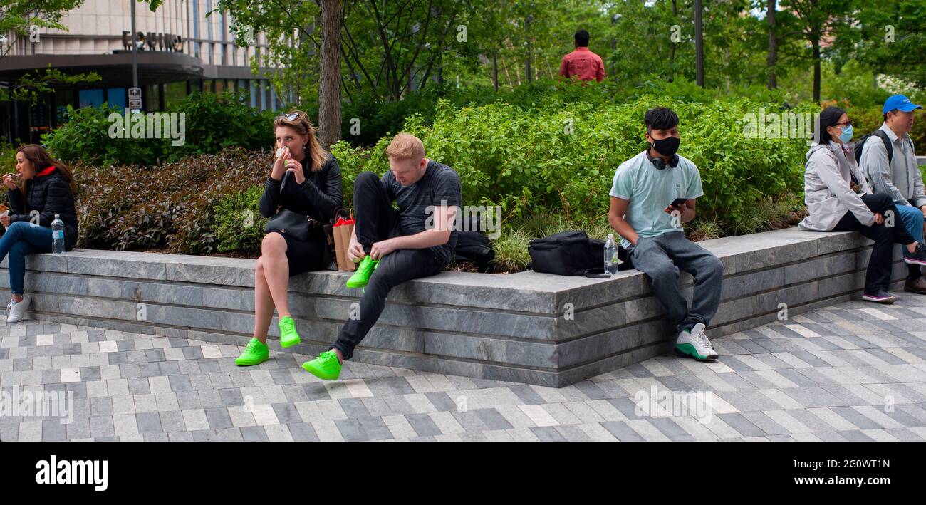 New York, USA. Mai 2021. Hudson Yards in New York sieht am Montag, den 31. Mai 2021, wieder Touristen. (Foto von Richard B. Levine) Quelle: SIPA USA/Alamy Live News Stockfoto